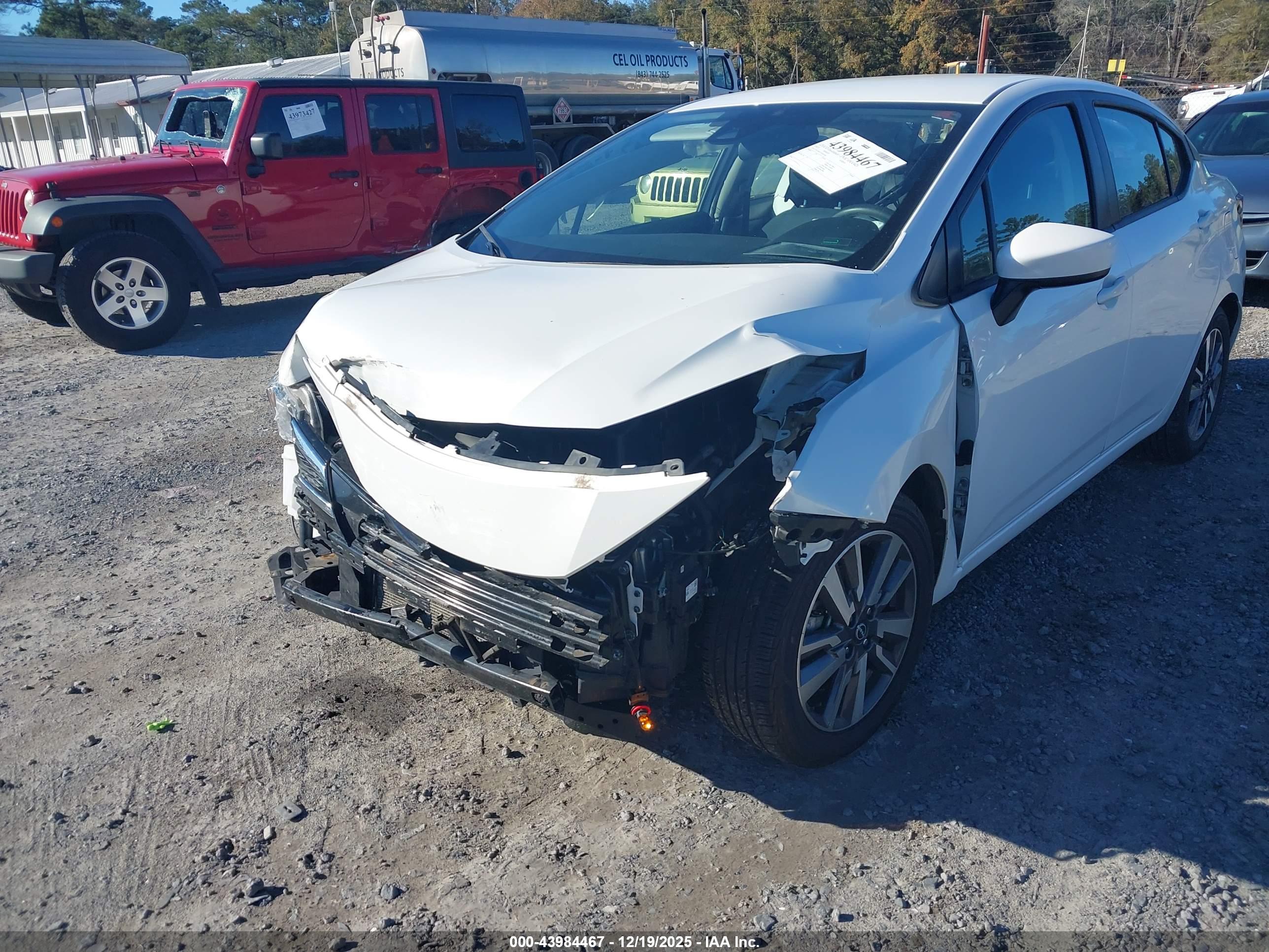NISSAN VERSA image 6