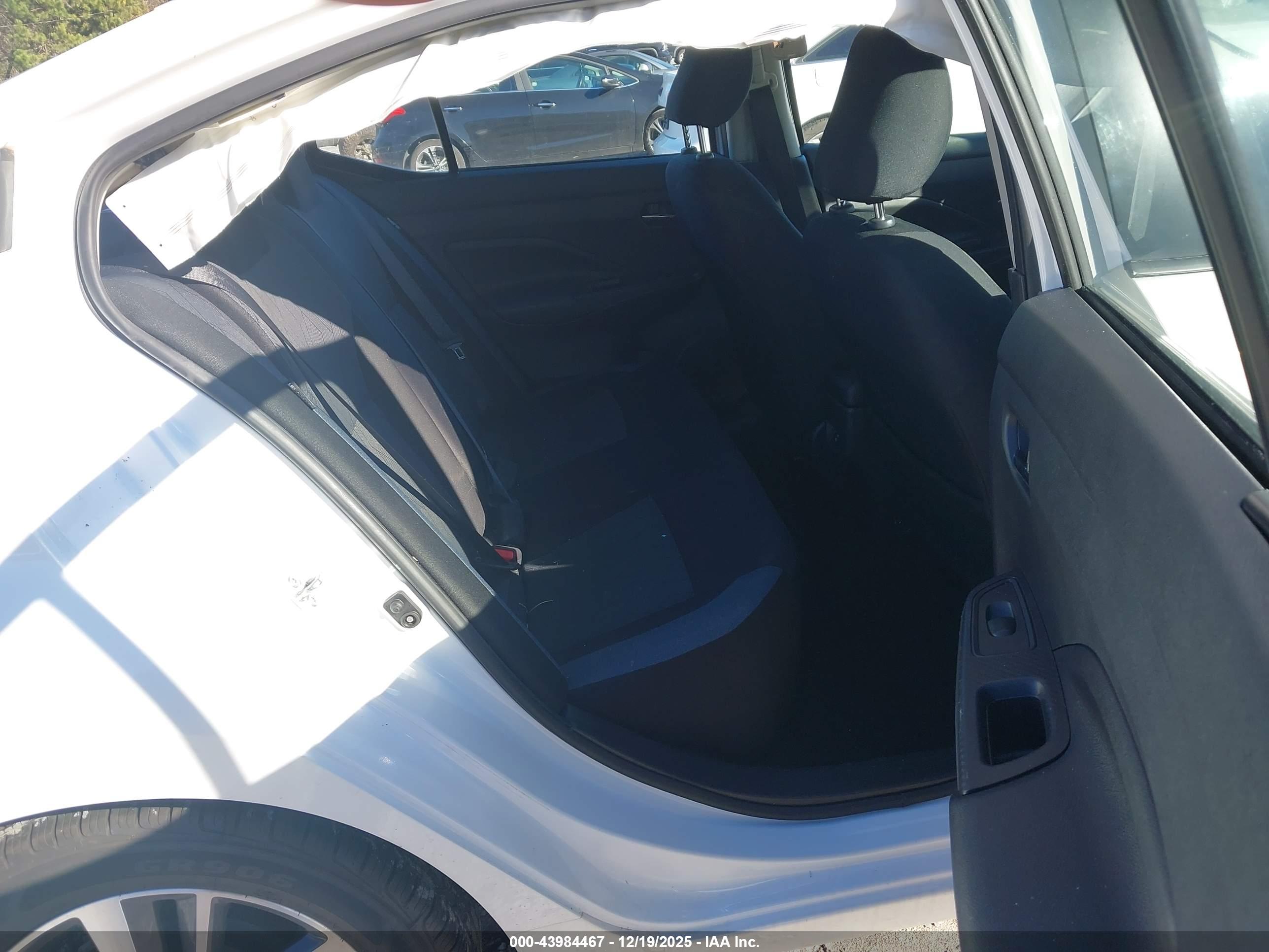 NISSAN VERSA image 8