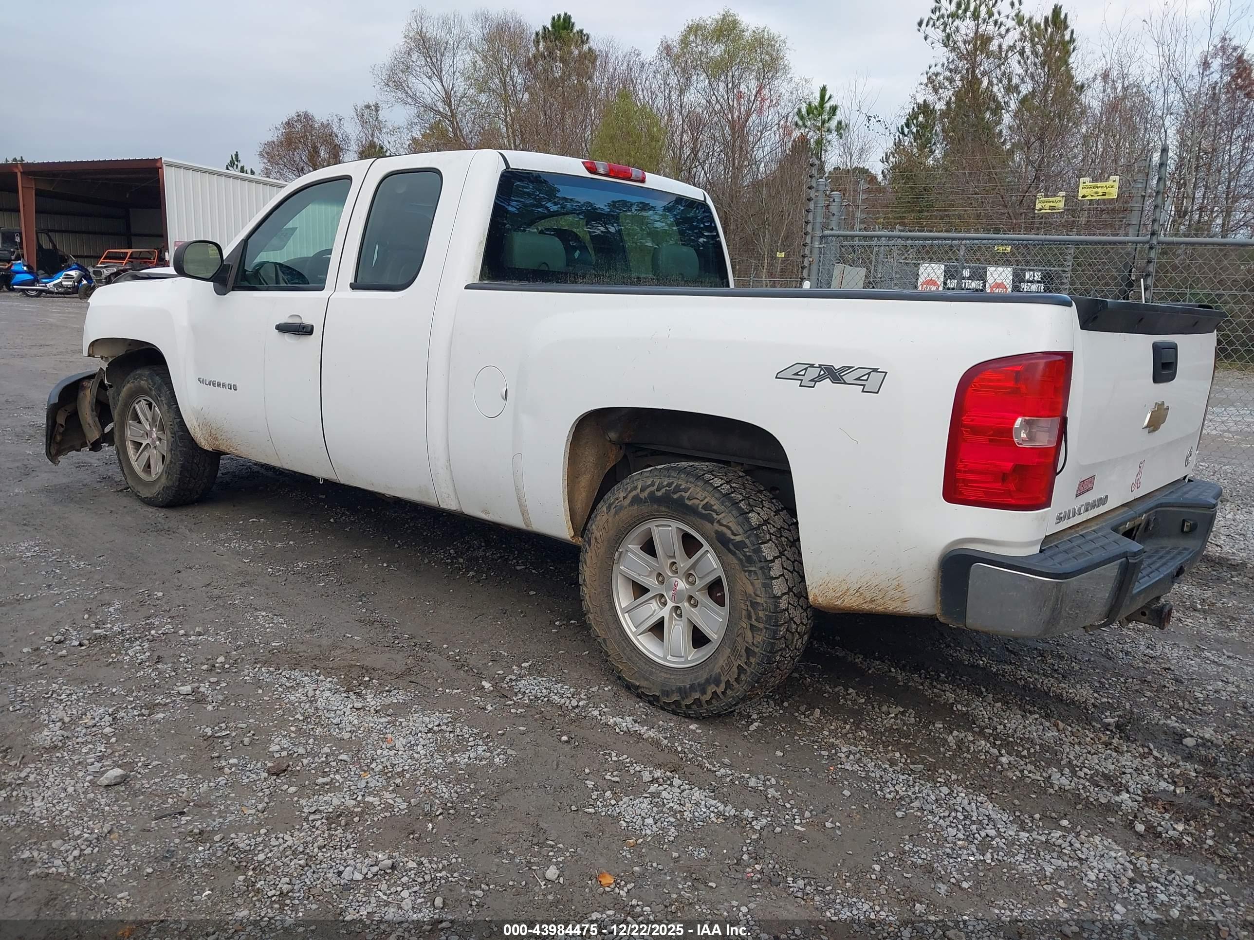 CHEVROLET SILVERADO image 3