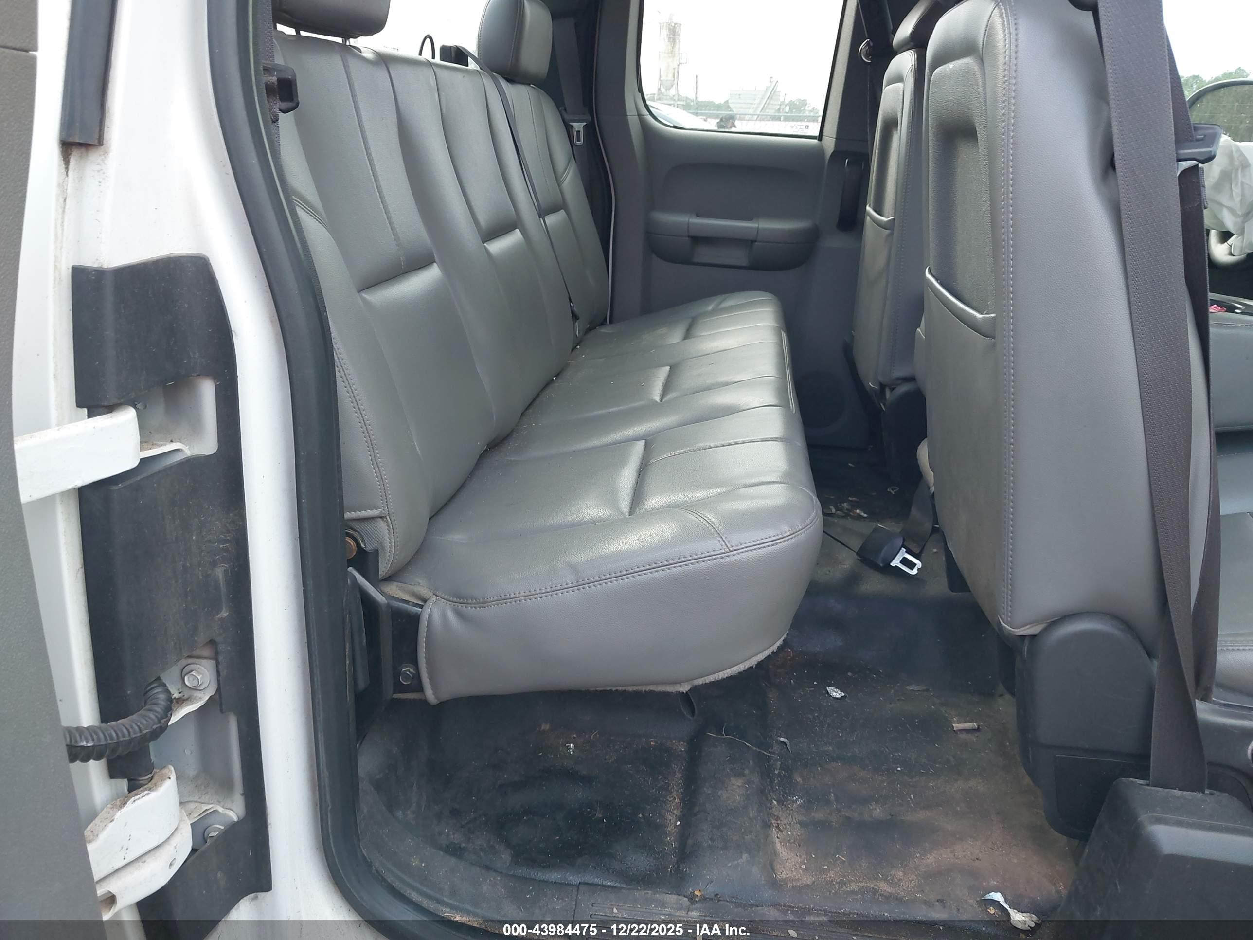 CHEVROLET SILVERADO image 8