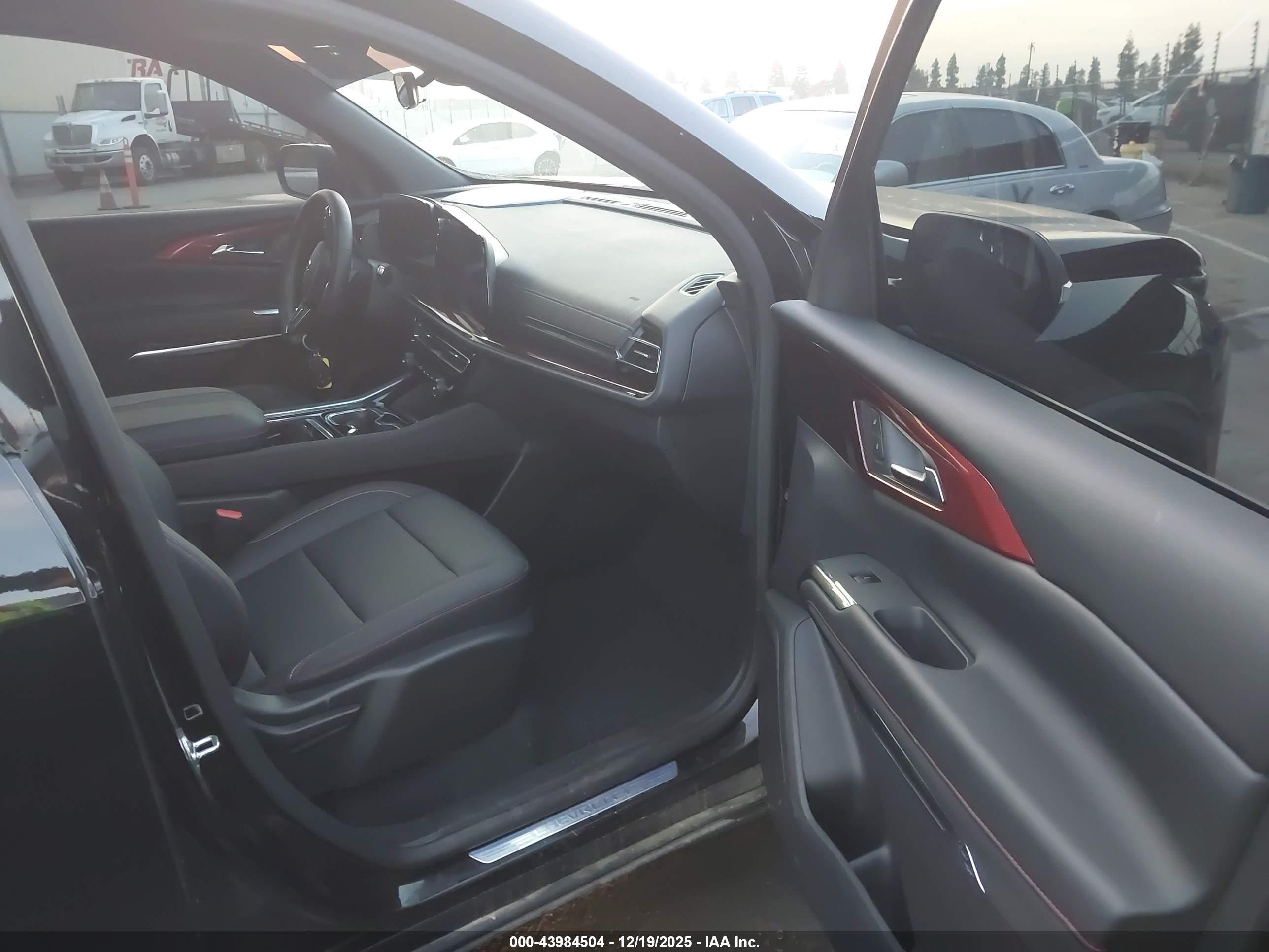 CHEVROLET TRAVERSE image 5