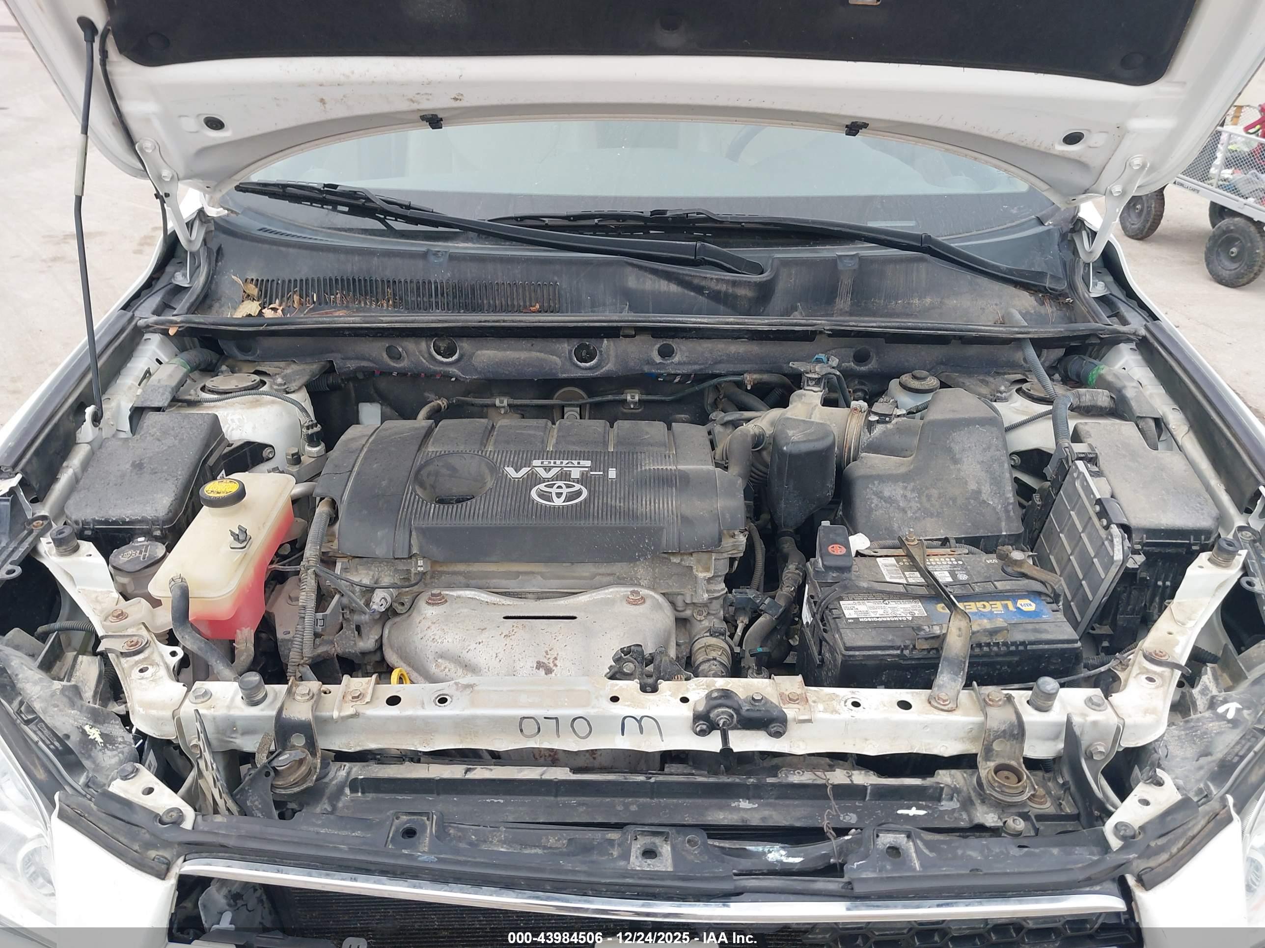 TOYOTA RAV4 image 10