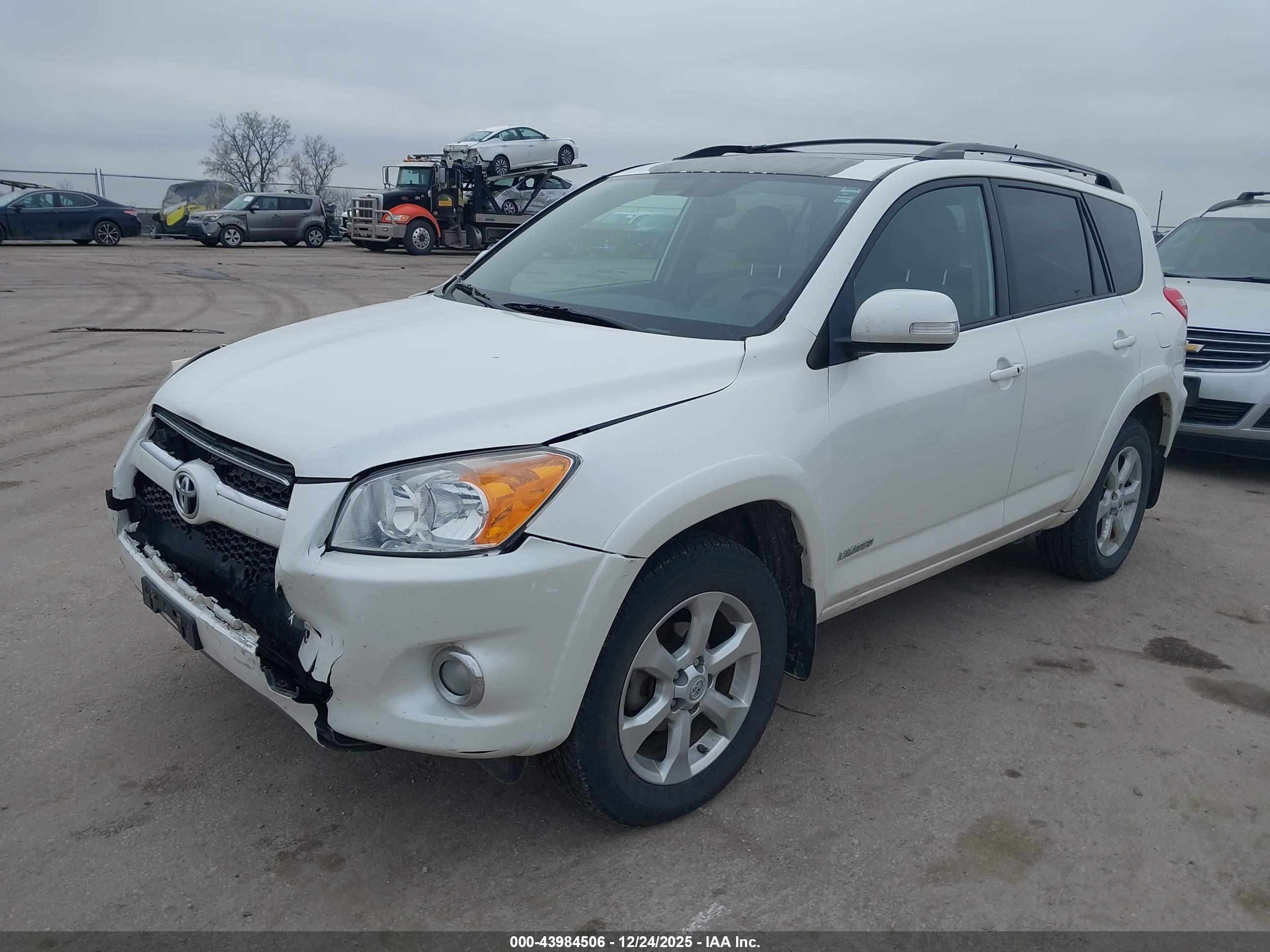 TOYOTA RAV4 image 2