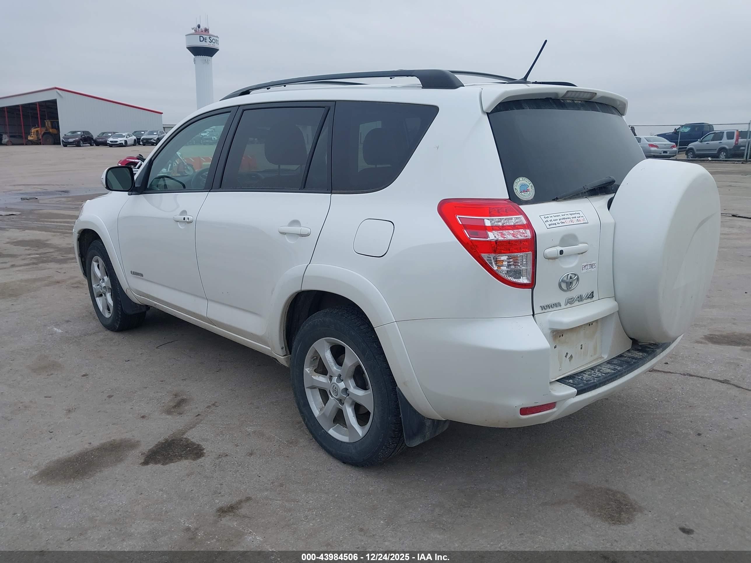 TOYOTA RAV4 image 3