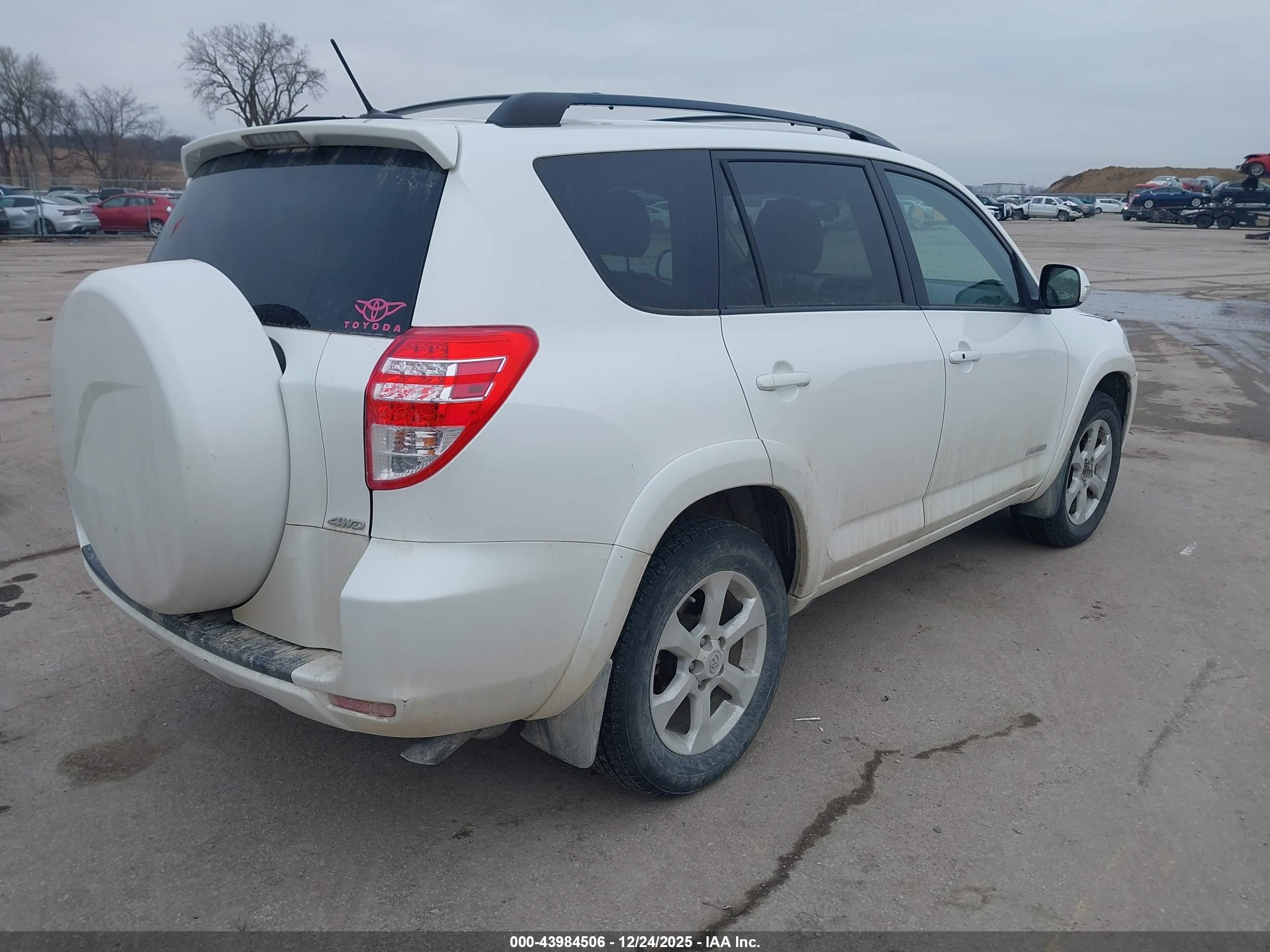 TOYOTA RAV4 image 4