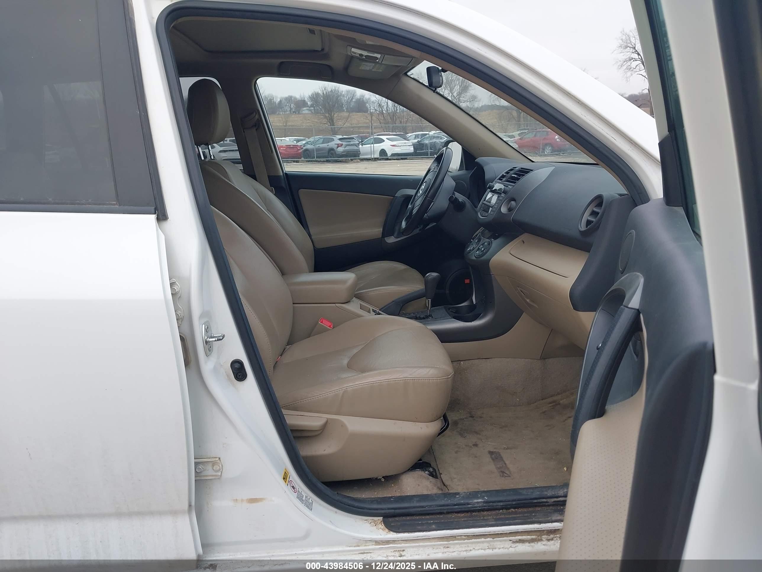 TOYOTA RAV4 image 5