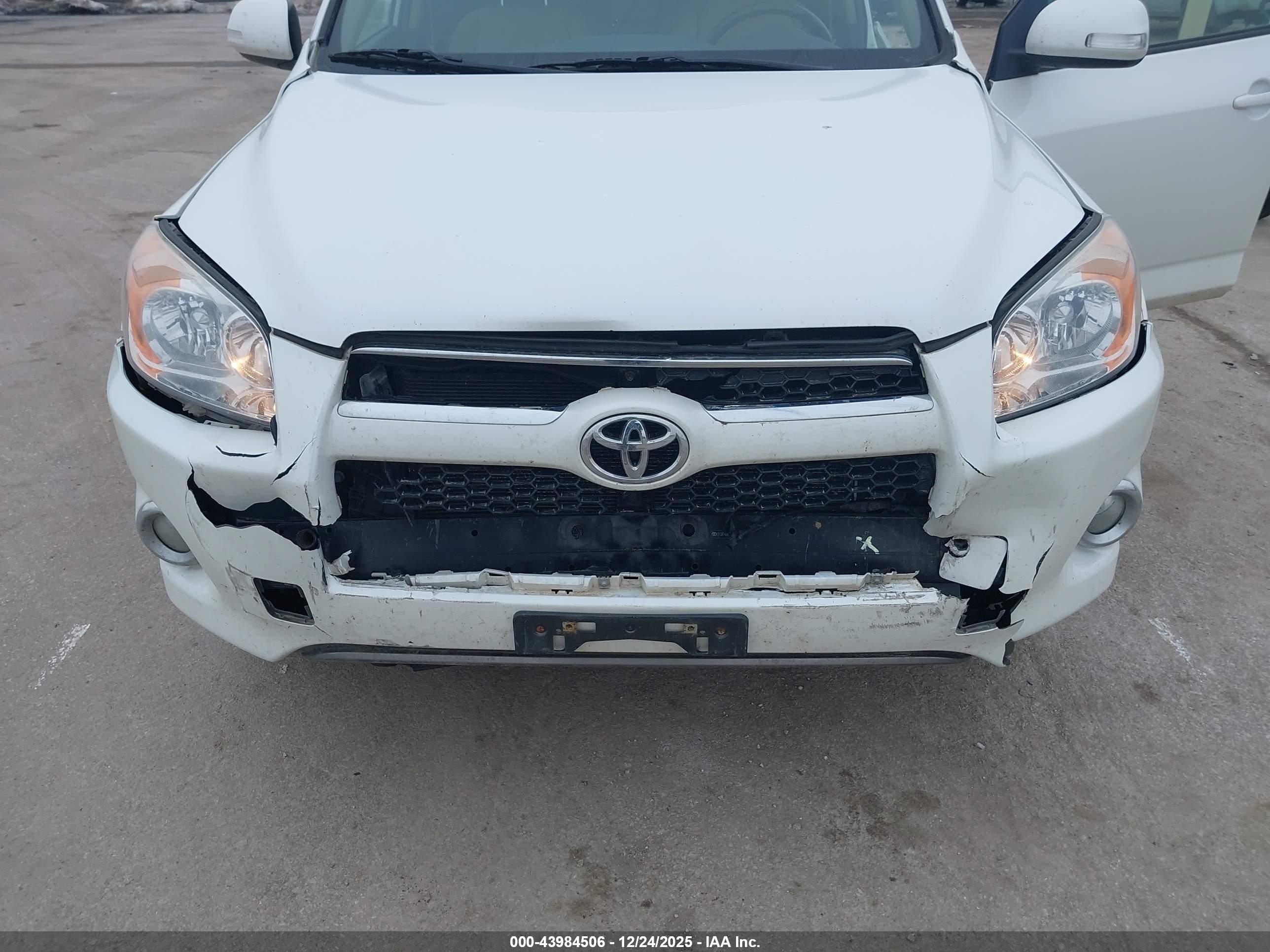TOYOTA RAV4 image 6
