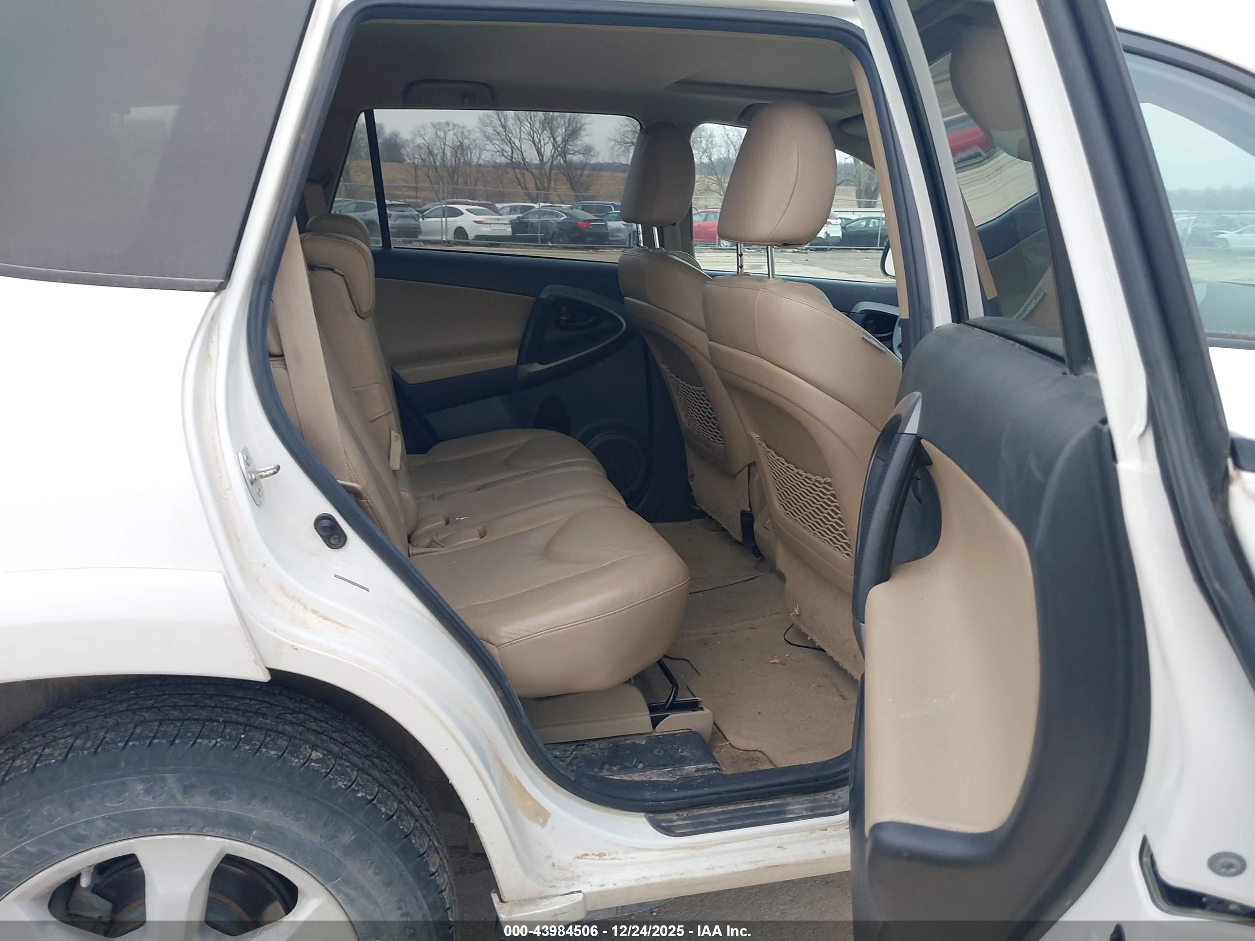 TOYOTA RAV4 image 8