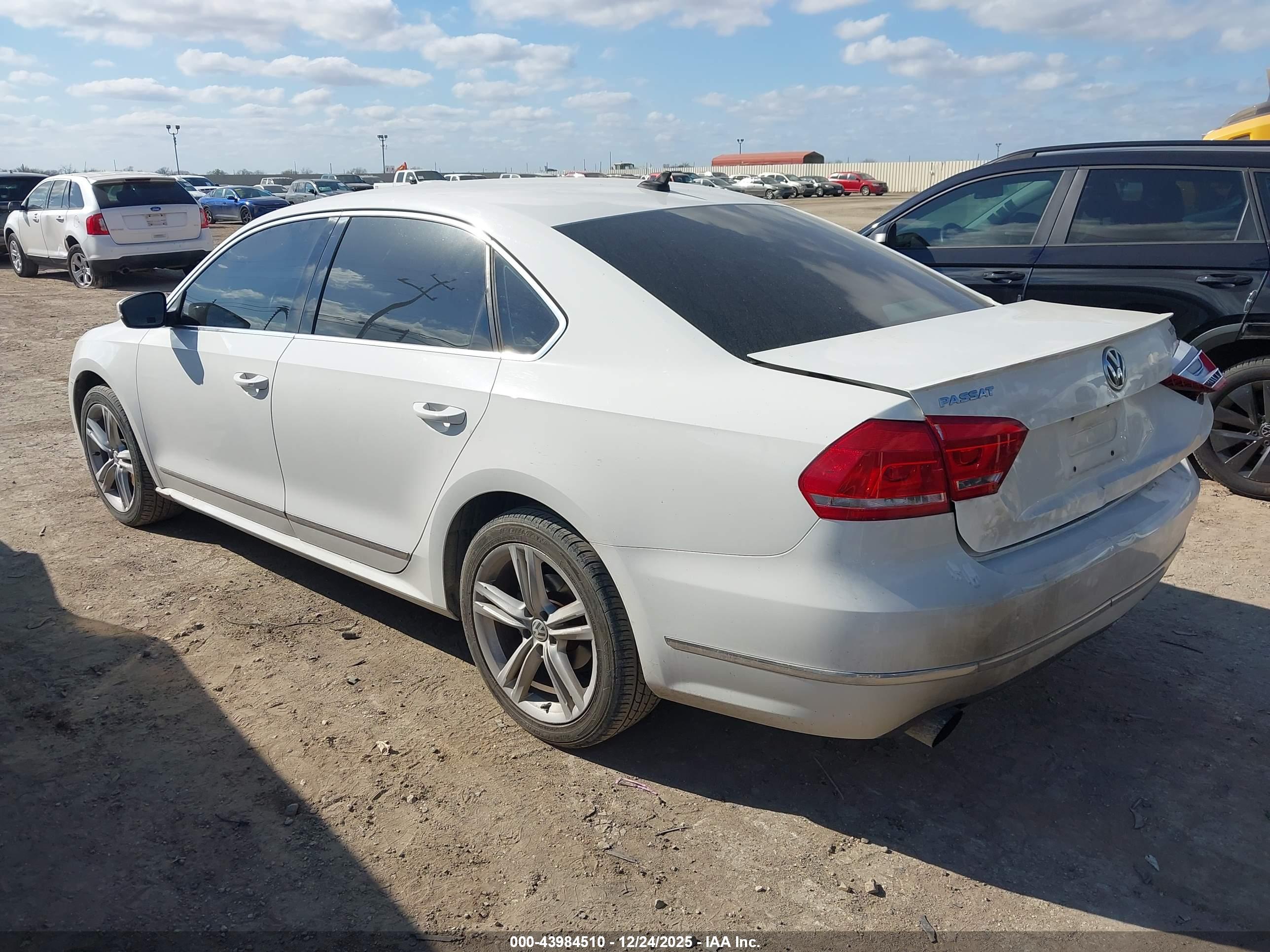 VOLKSWAGEN PASSAT image 3