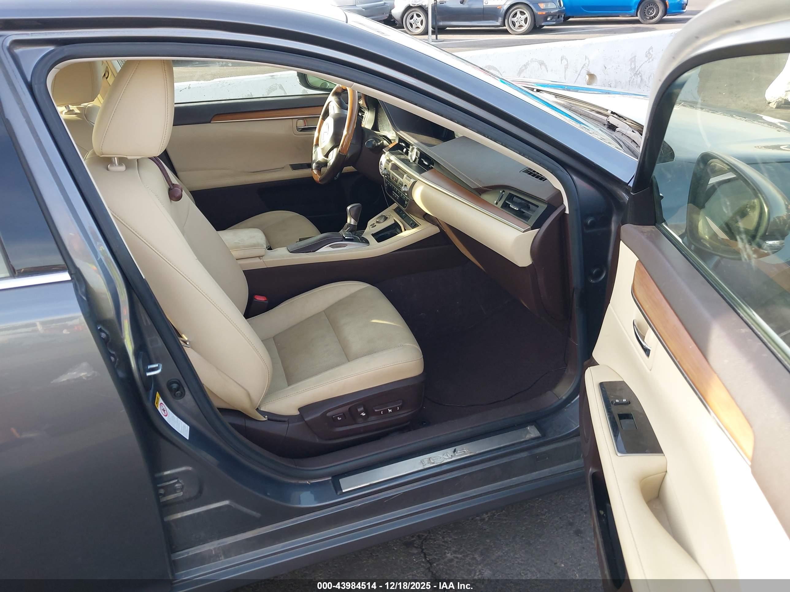 LEXUS ES image 5