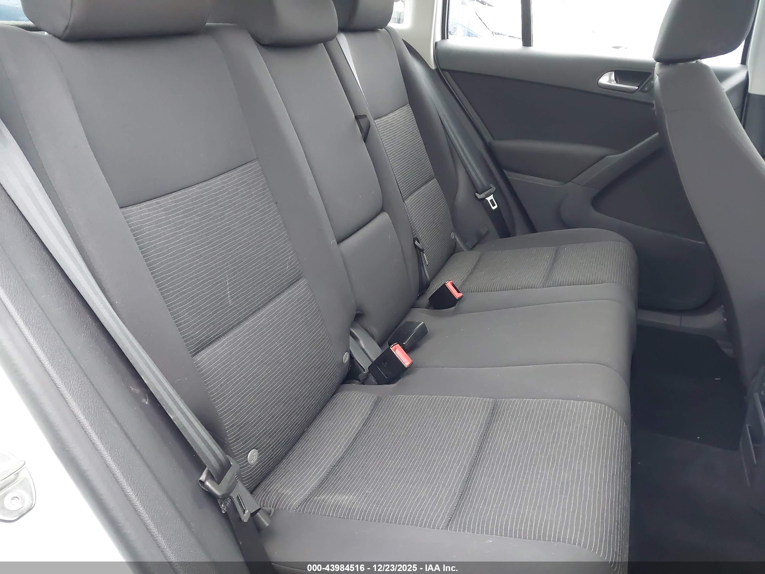 VOLKSWAGEN TIGUAN image 8