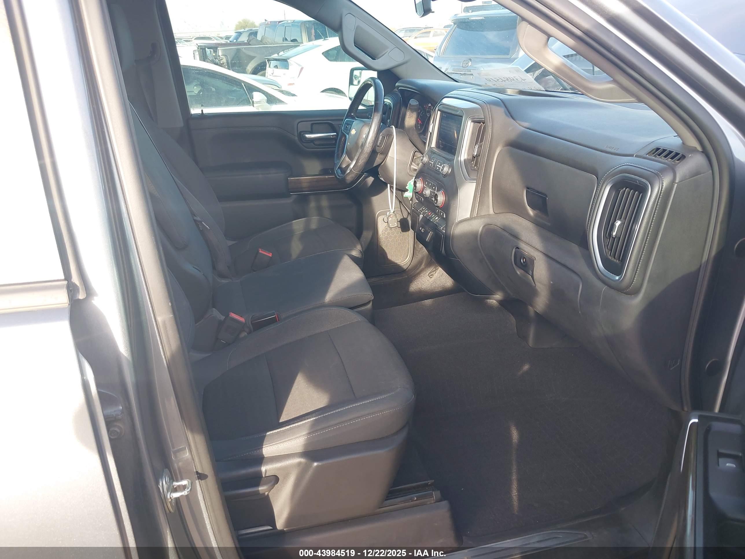 CHEVROLET SILVERADO image 5