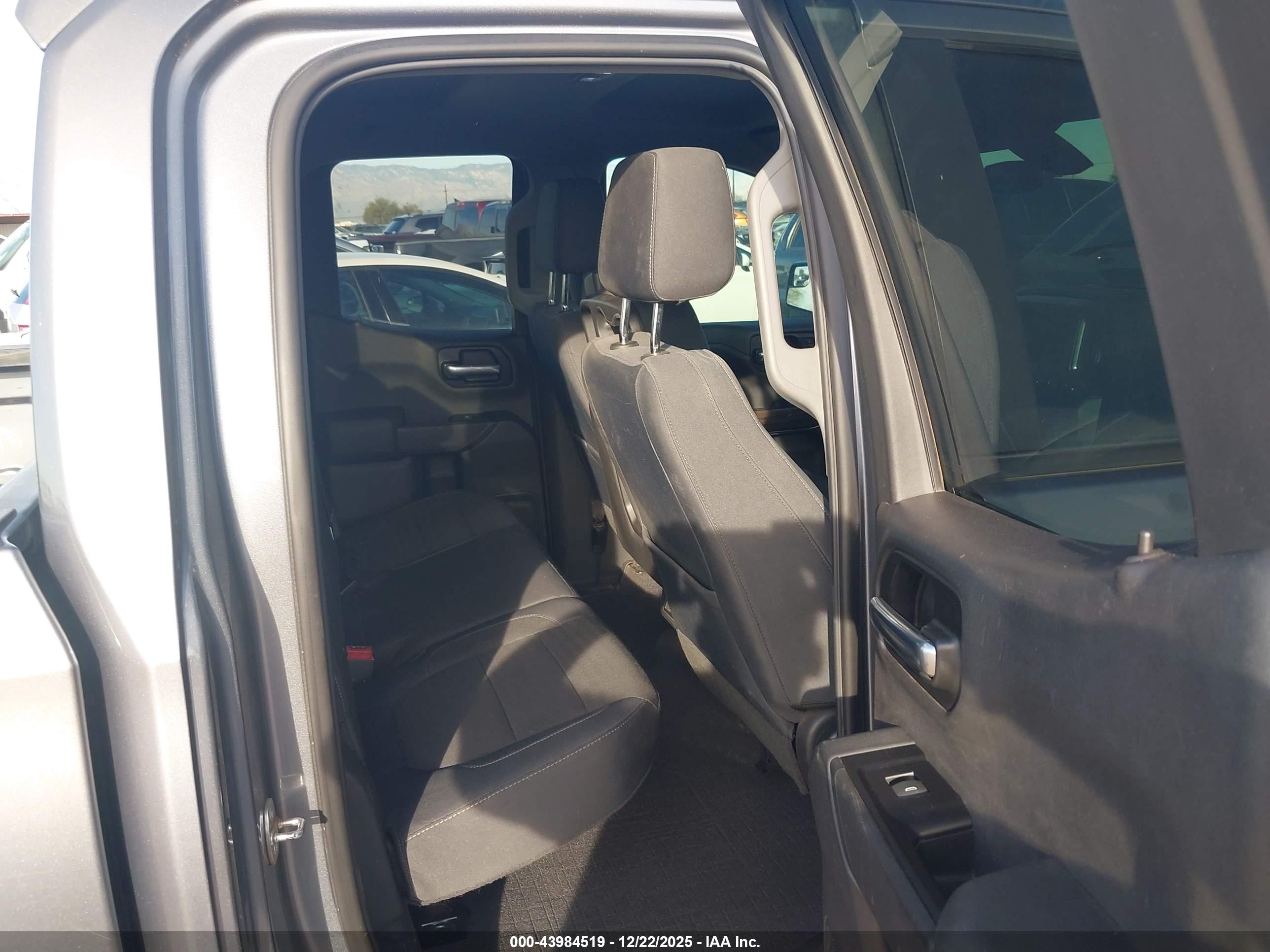 CHEVROLET SILVERADO image 8