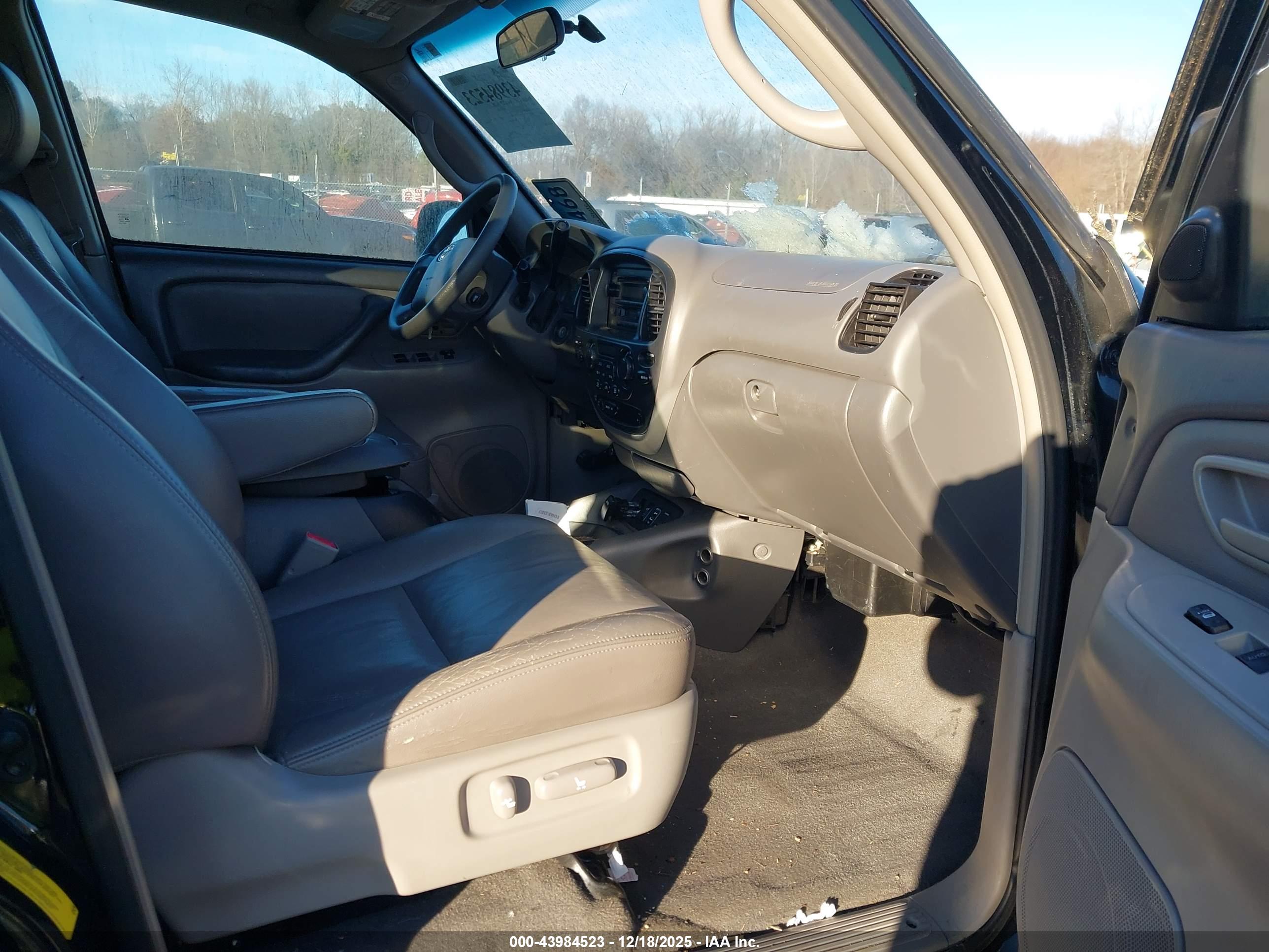TOYOTA SEQUOIA image 5