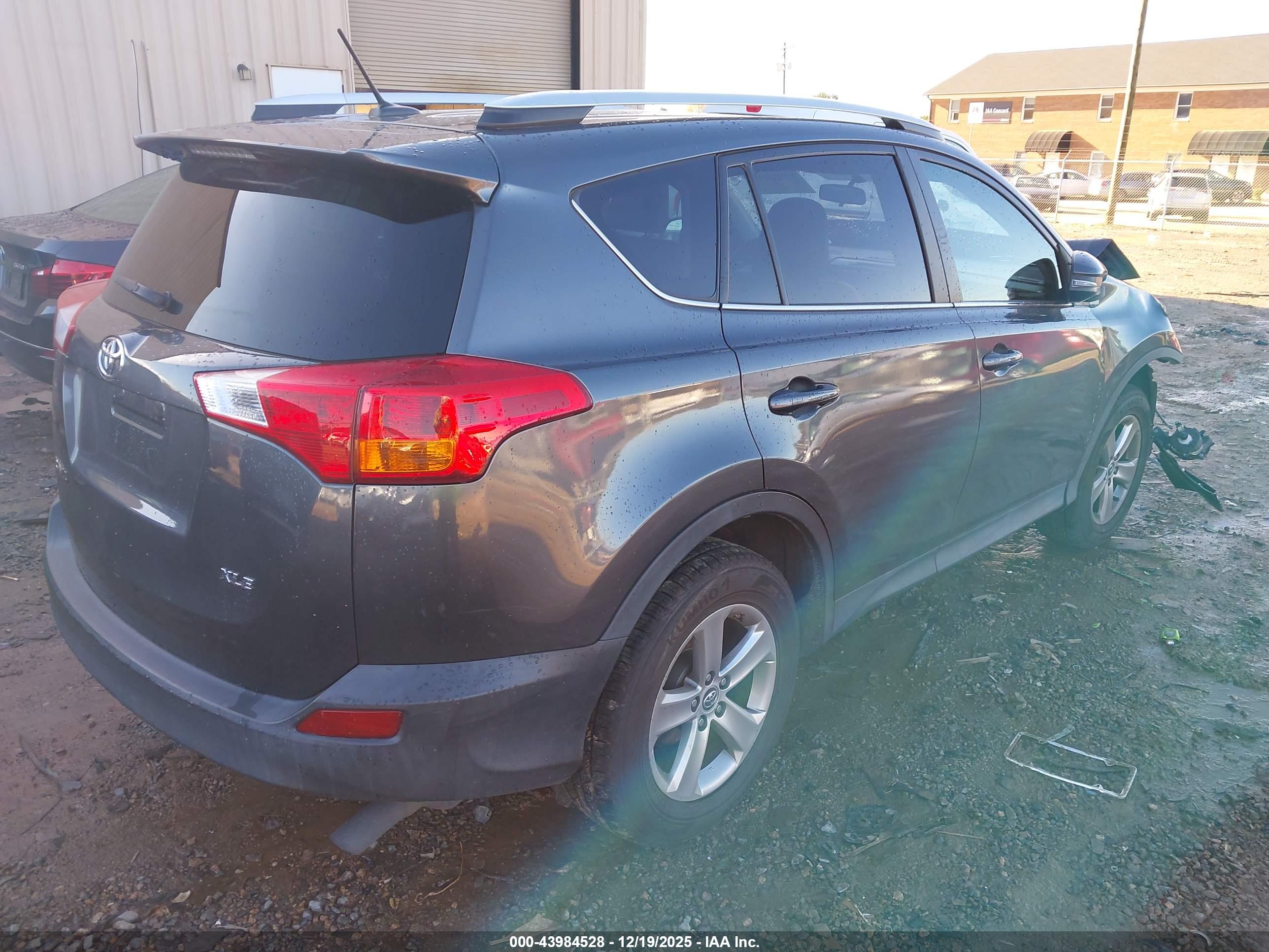TOYOTA RAV4 image 4