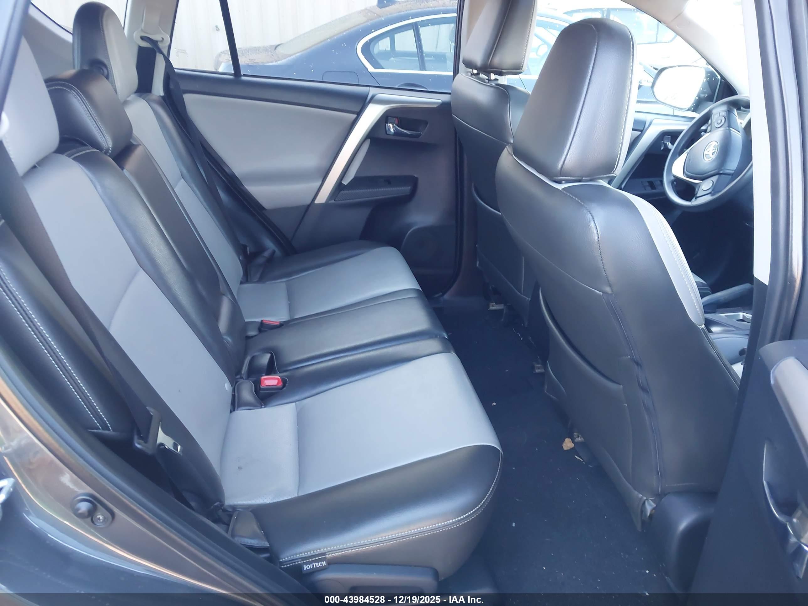 TOYOTA RAV4 image 8