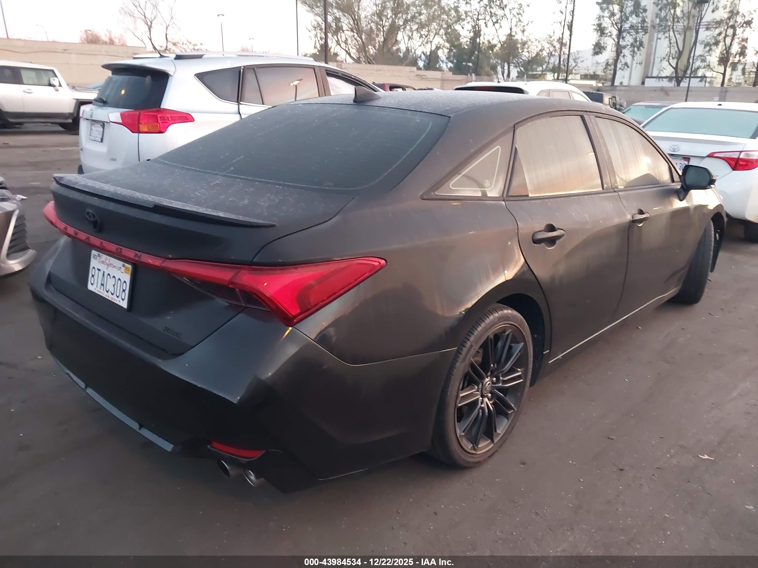 TOYOTA AVALON image 4