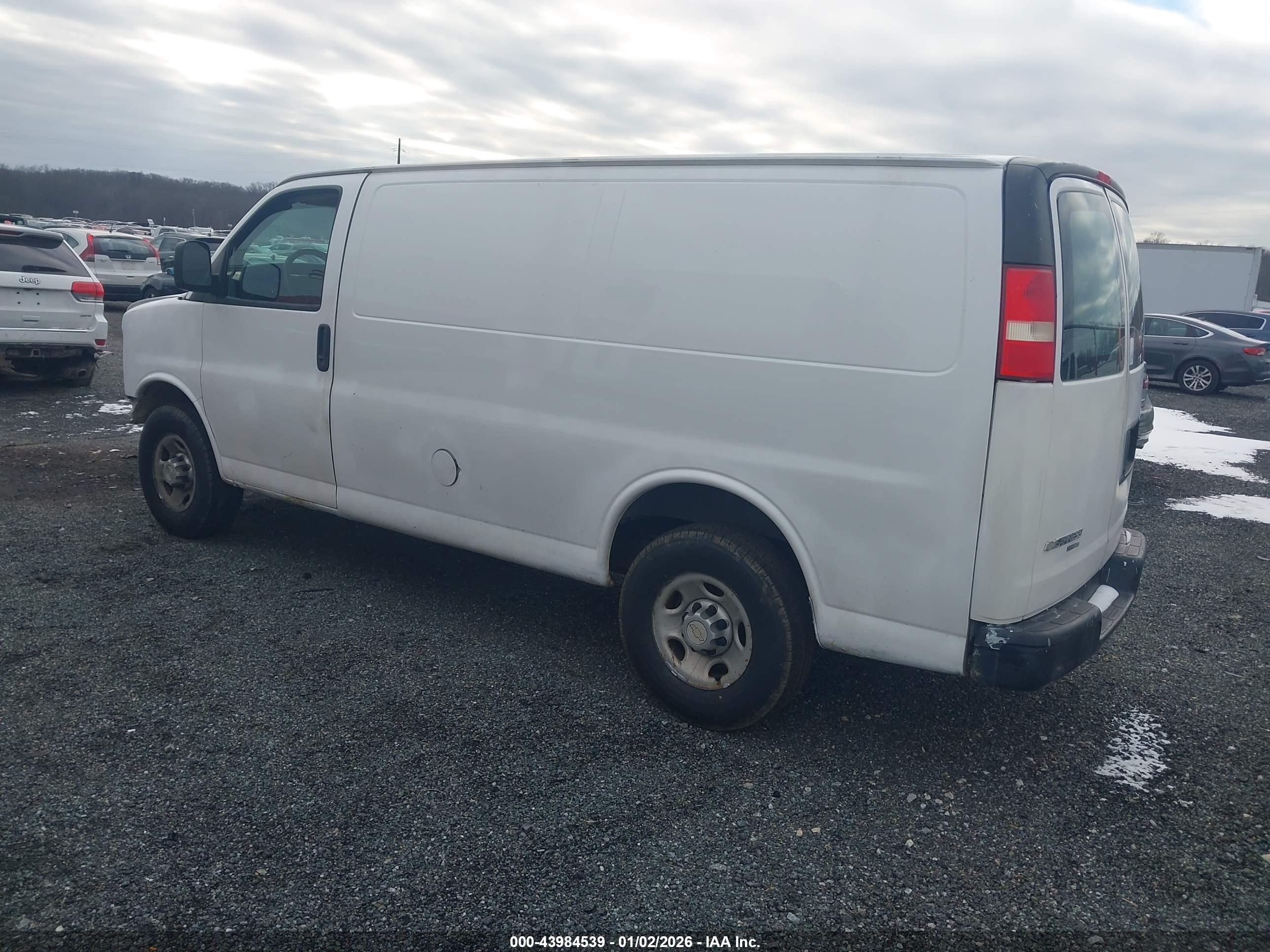 CHEVROLET EXPRESS image 3