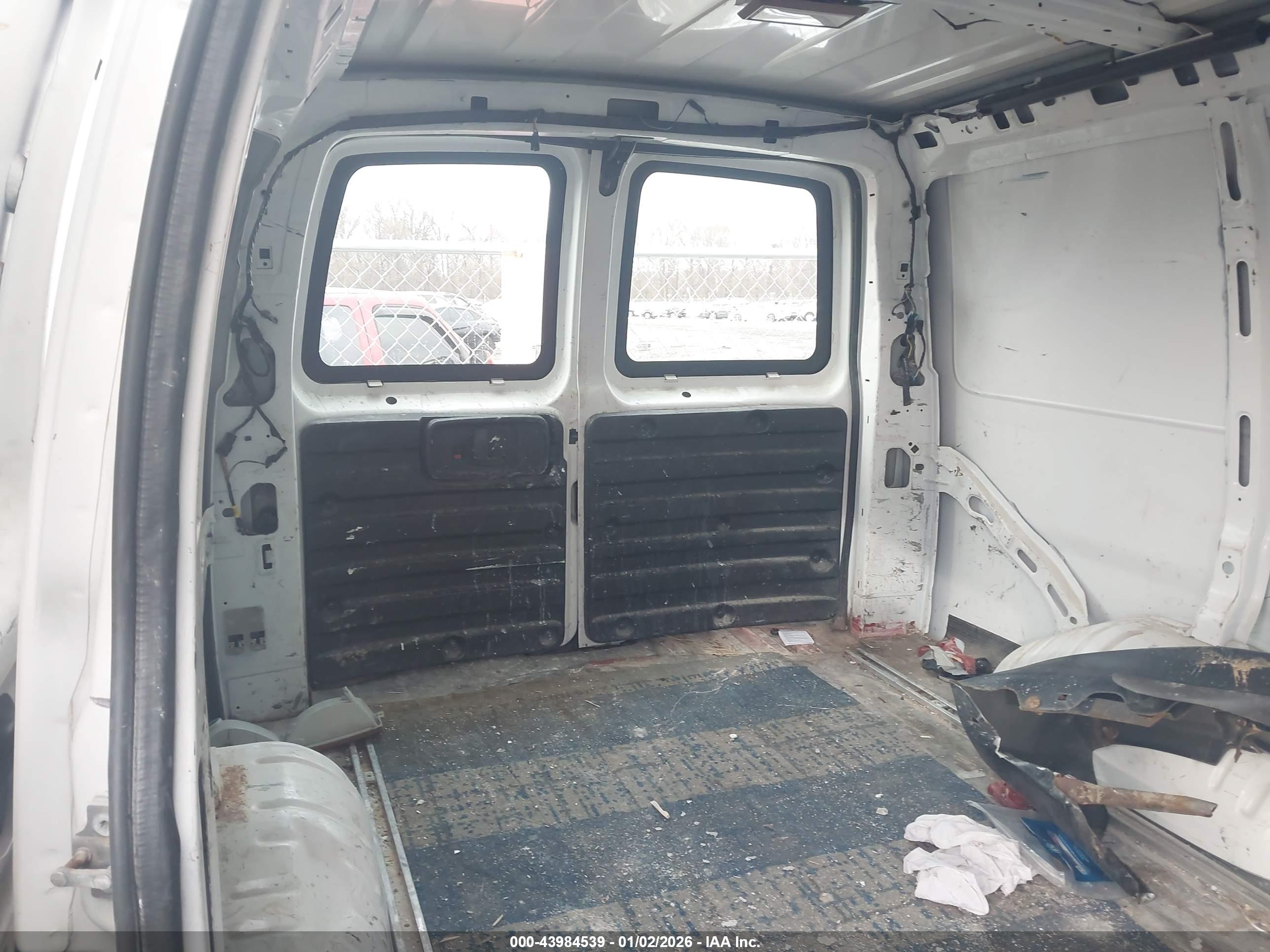 CHEVROLET EXPRESS image 8