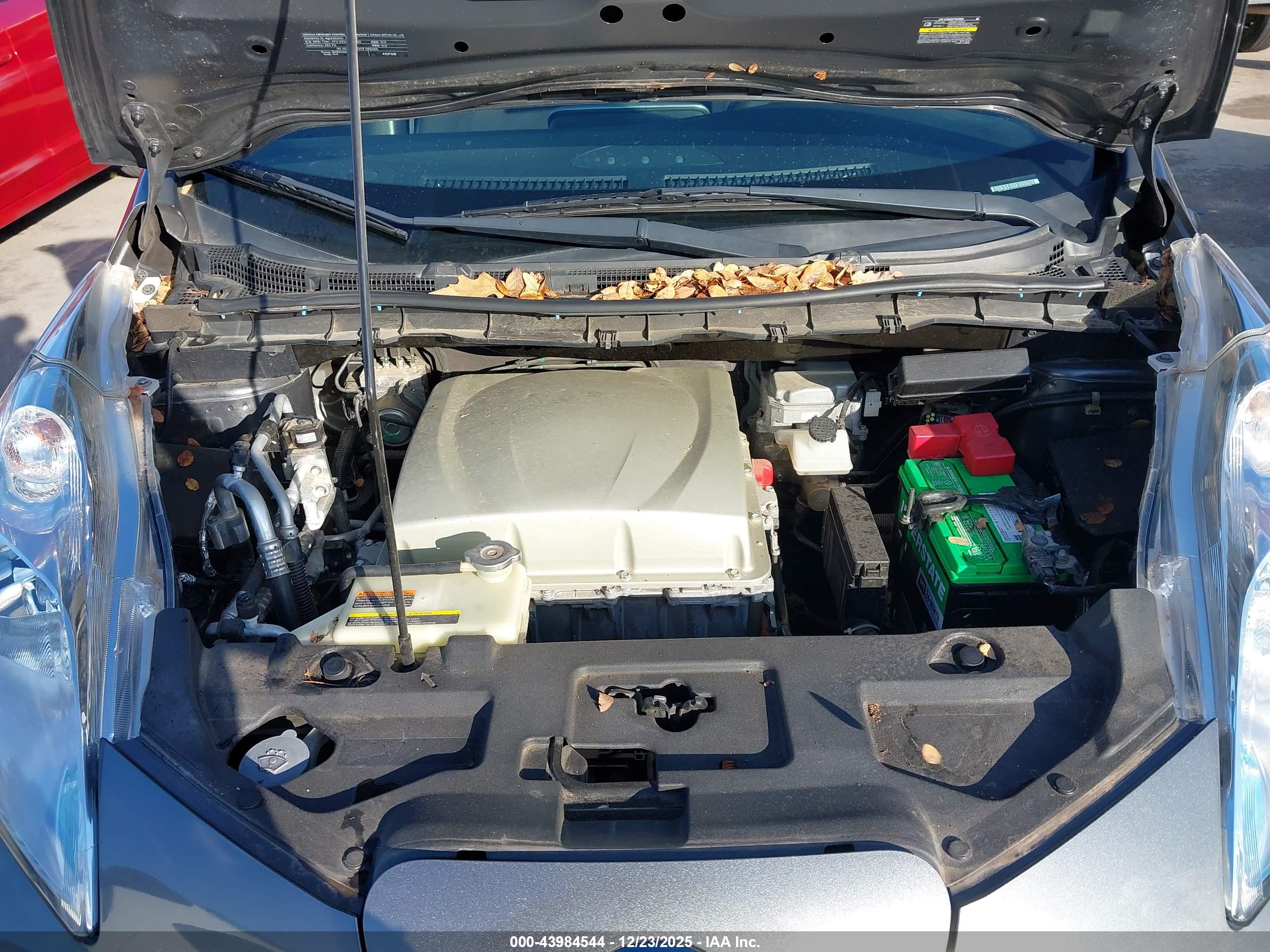 NISSAN LEAF image 10