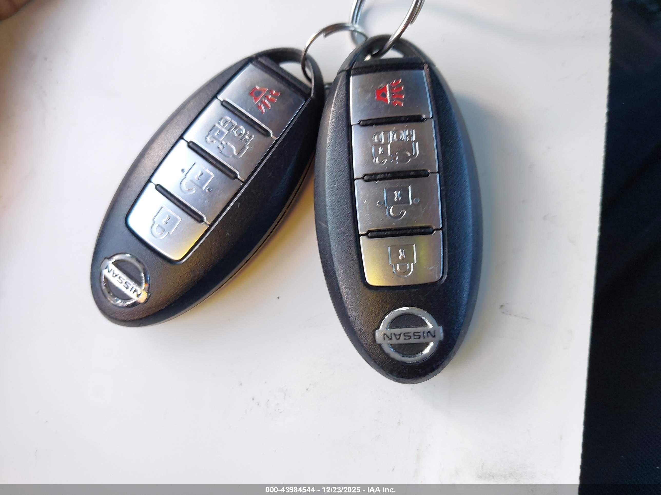 NISSAN LEAF image 11