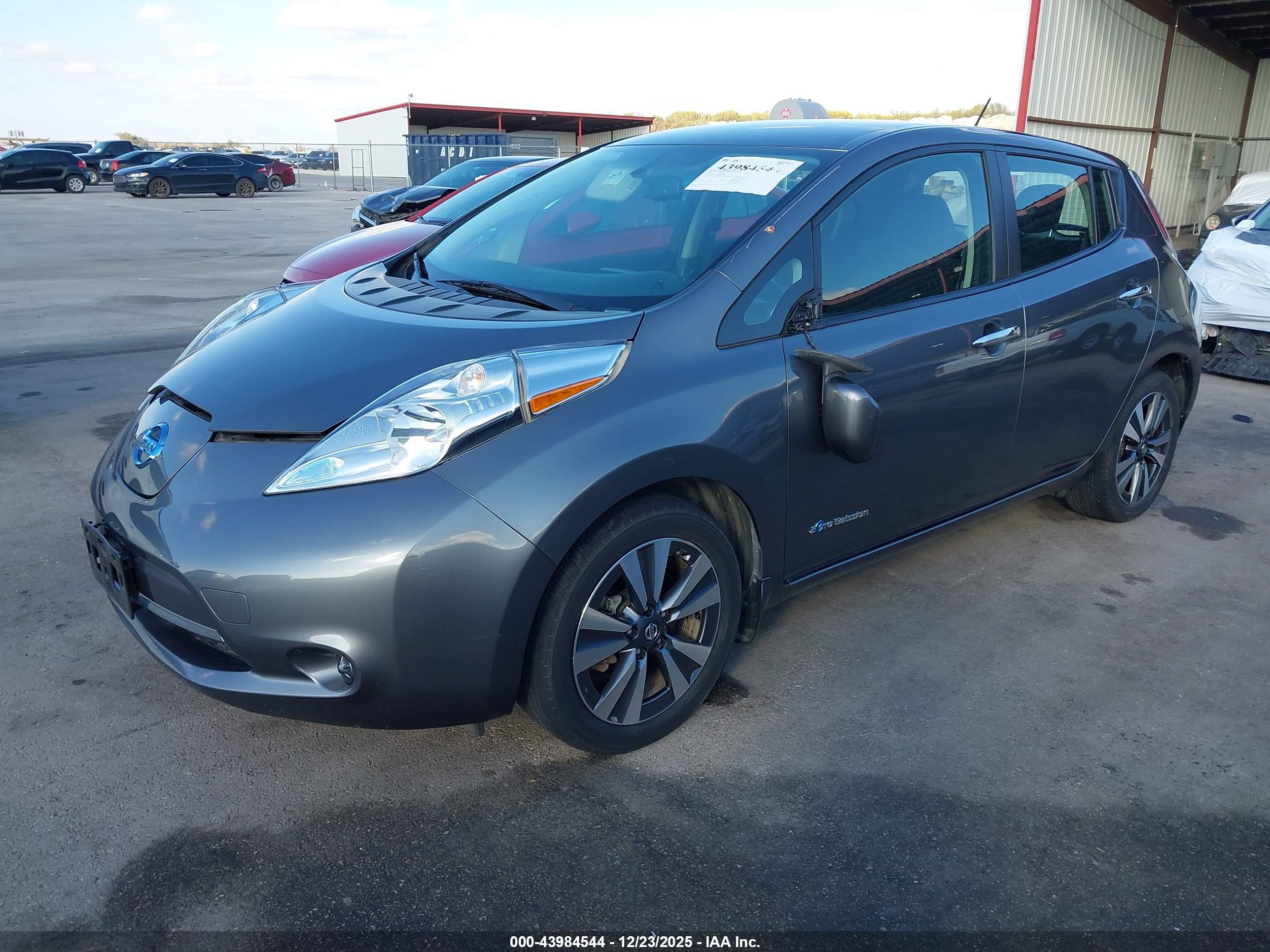 NISSAN LEAF image 2