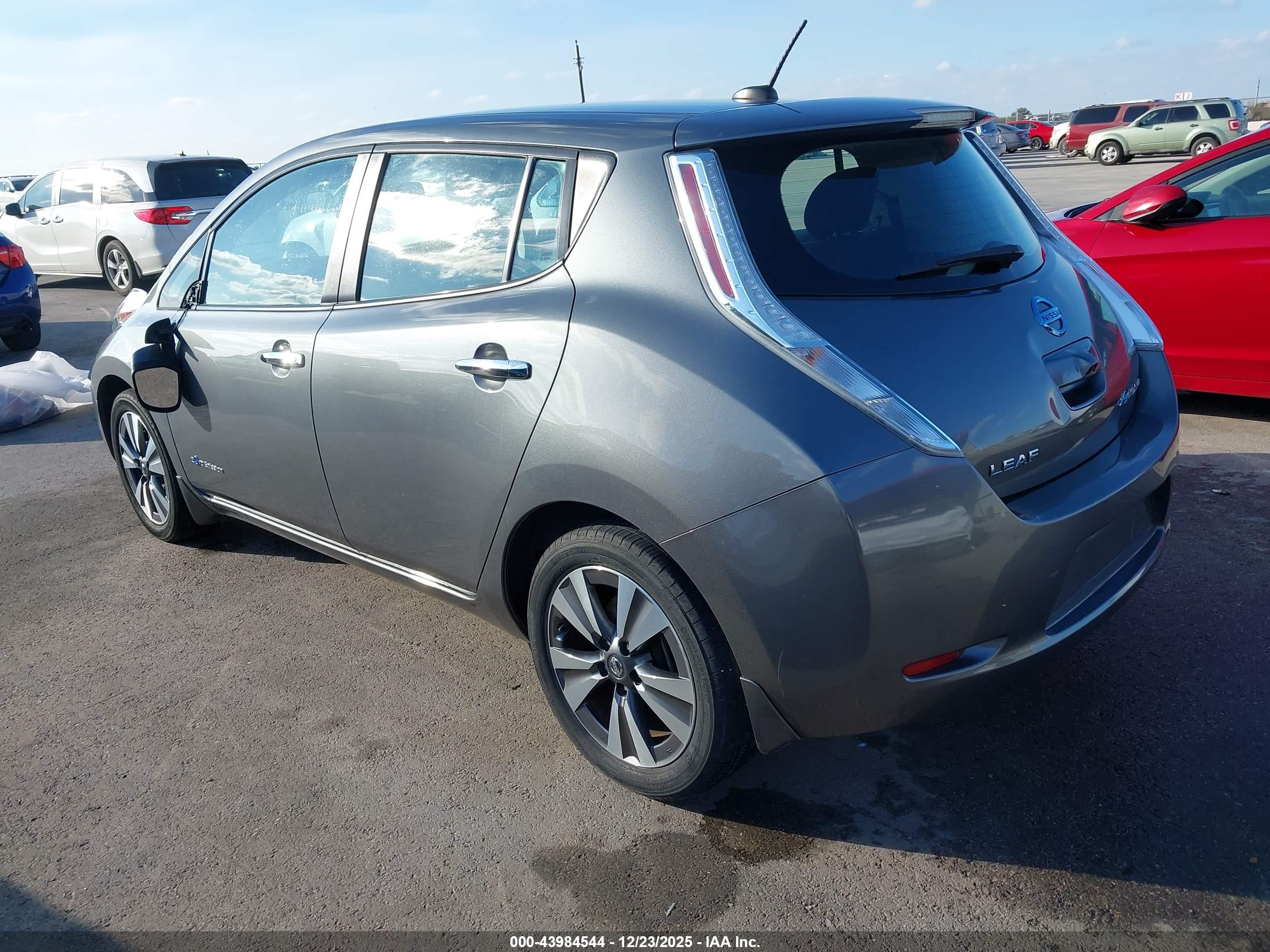 NISSAN LEAF image 3