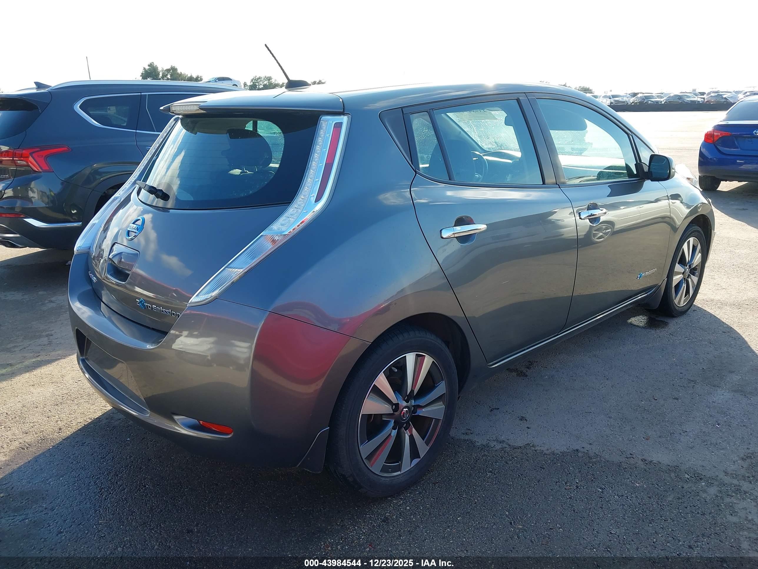 NISSAN LEAF image 4