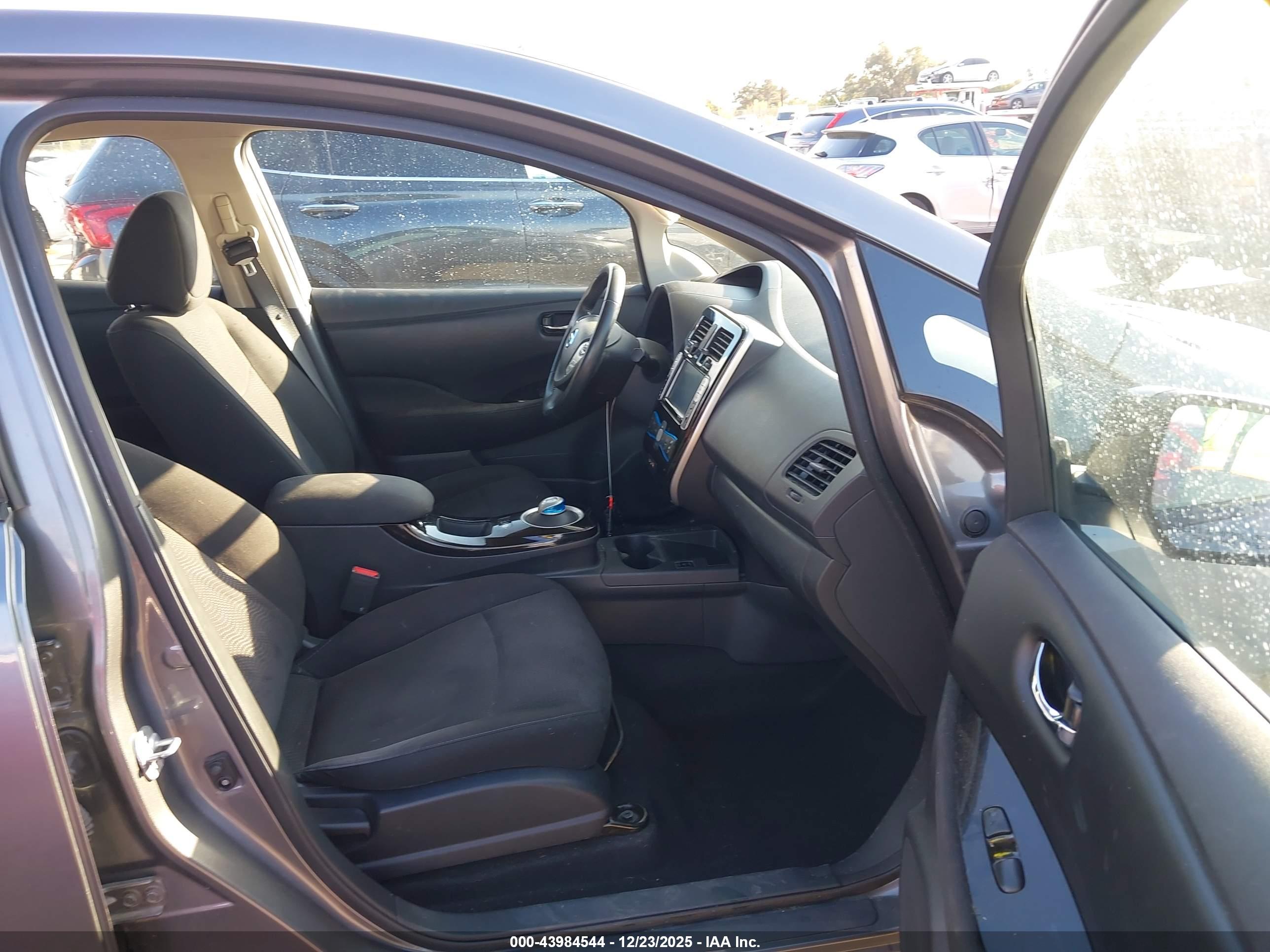 NISSAN LEAF image 5