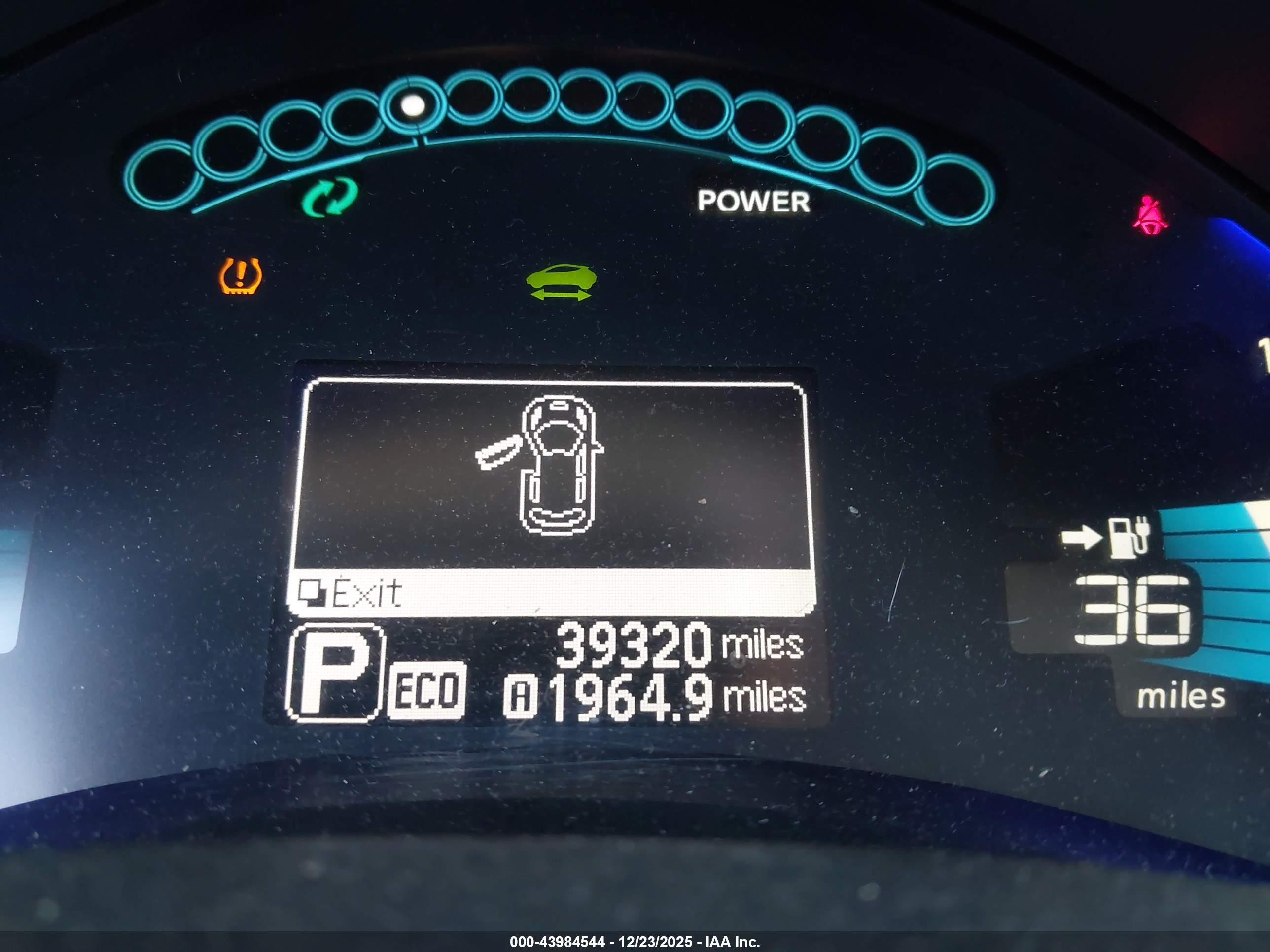 NISSAN LEAF image 7