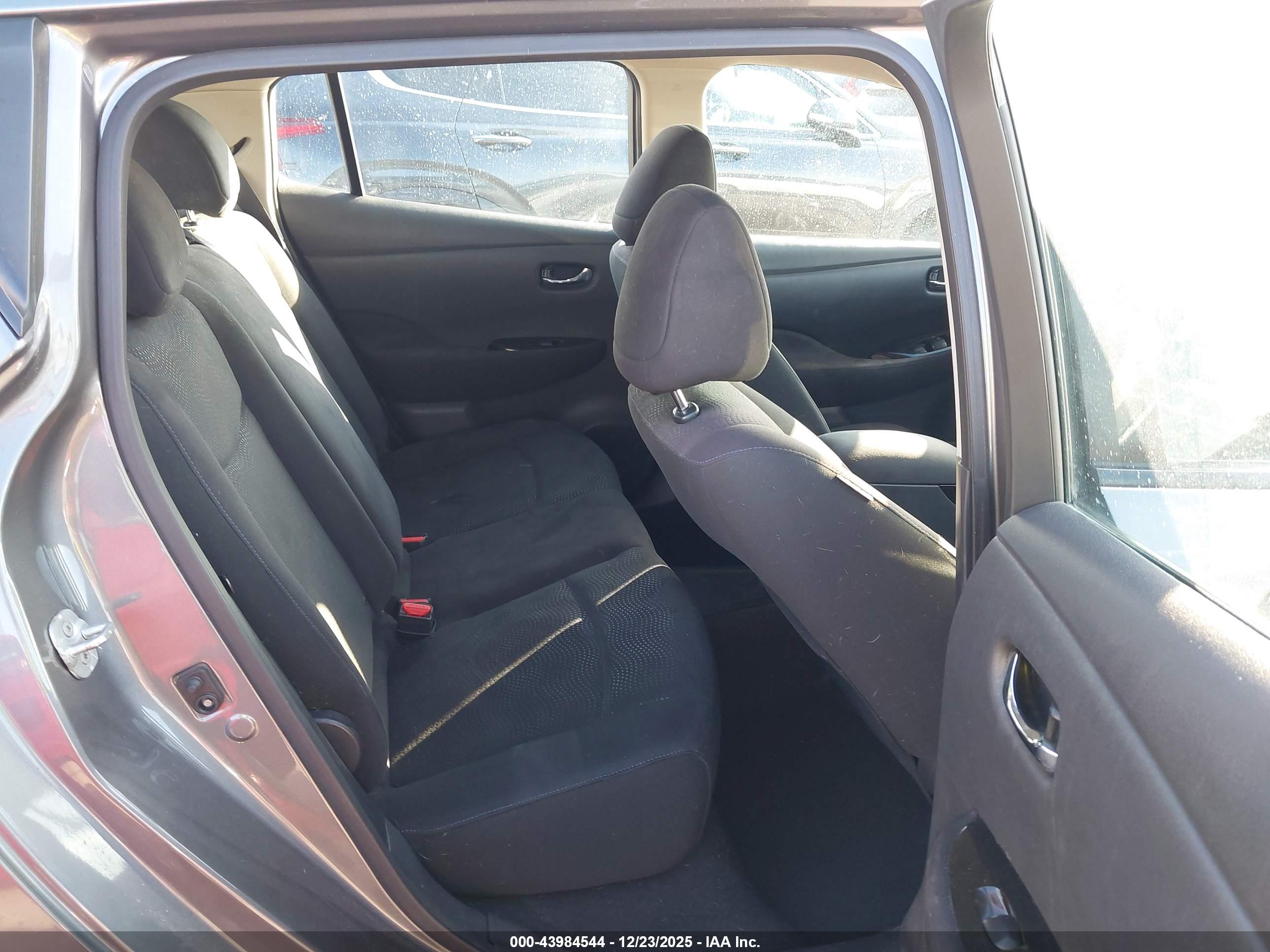 NISSAN LEAF image 8