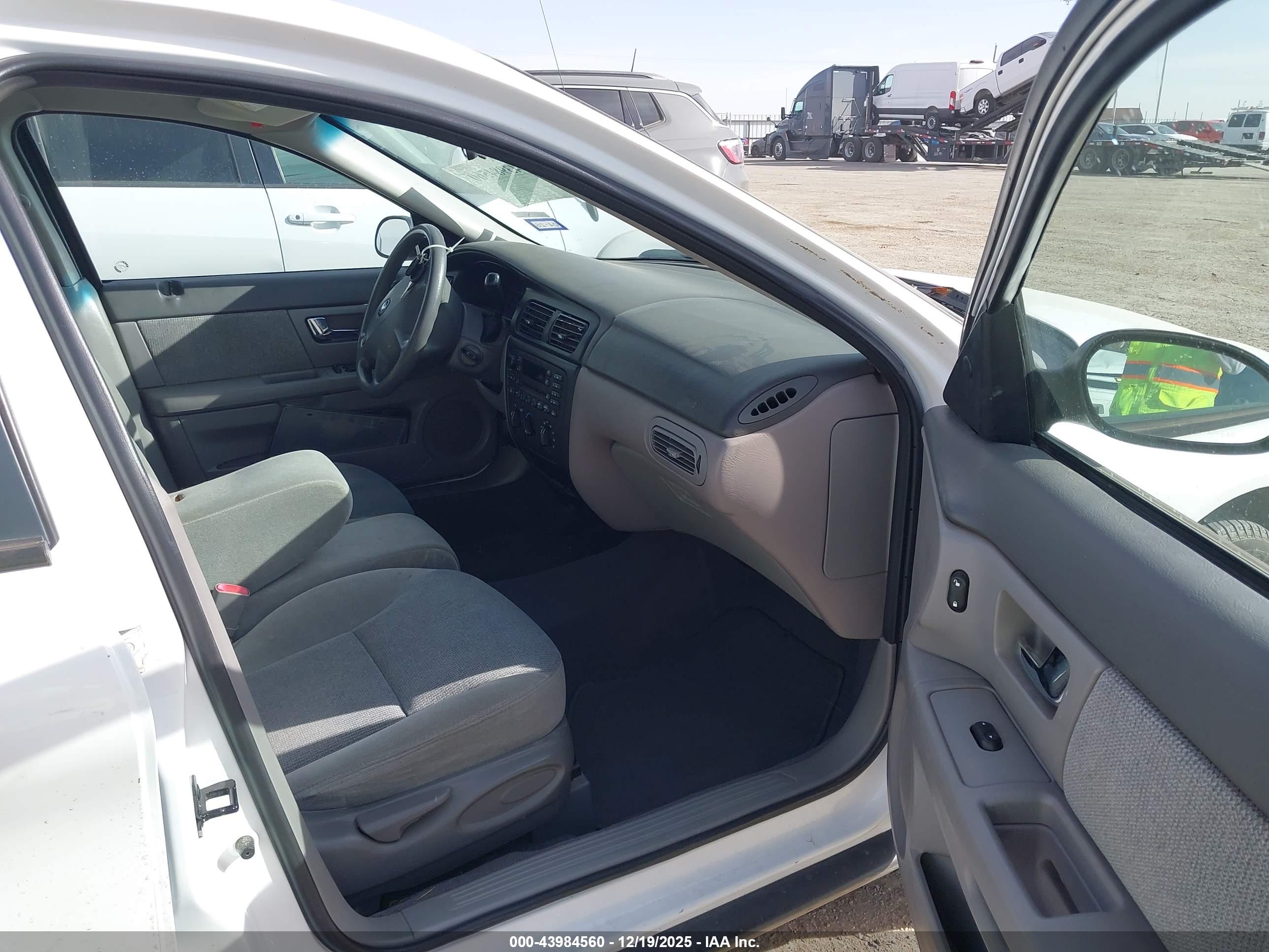 FORD TAURUS image 5