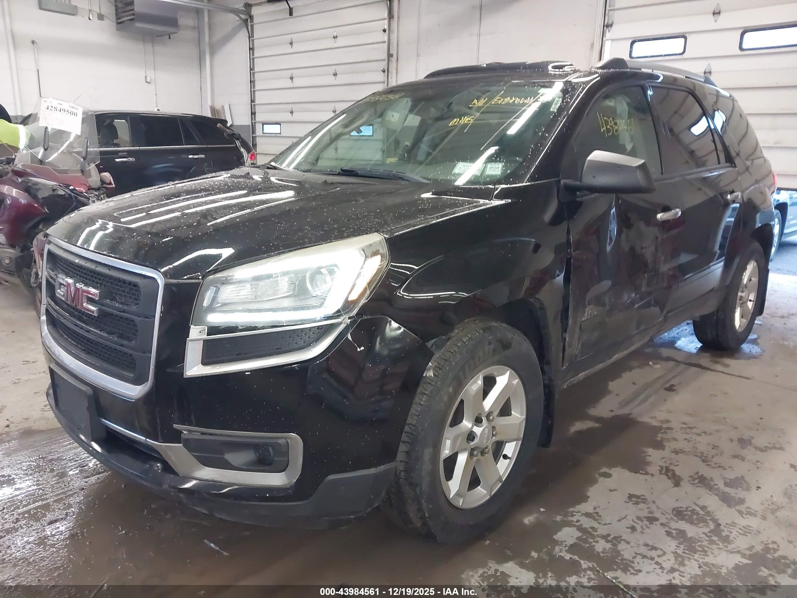 GMC ACADIA image 2