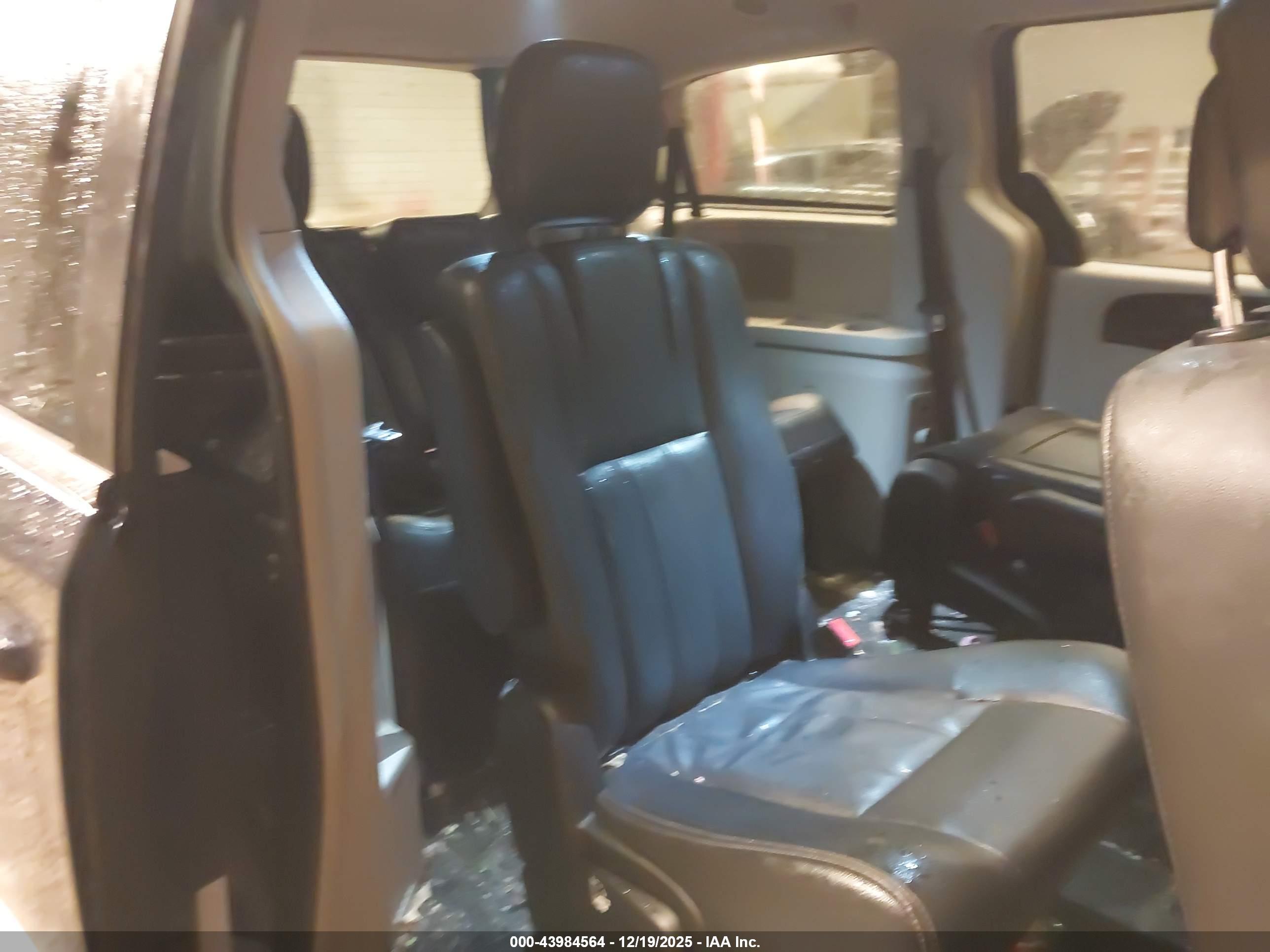 CHRYSLER TOWN image 8