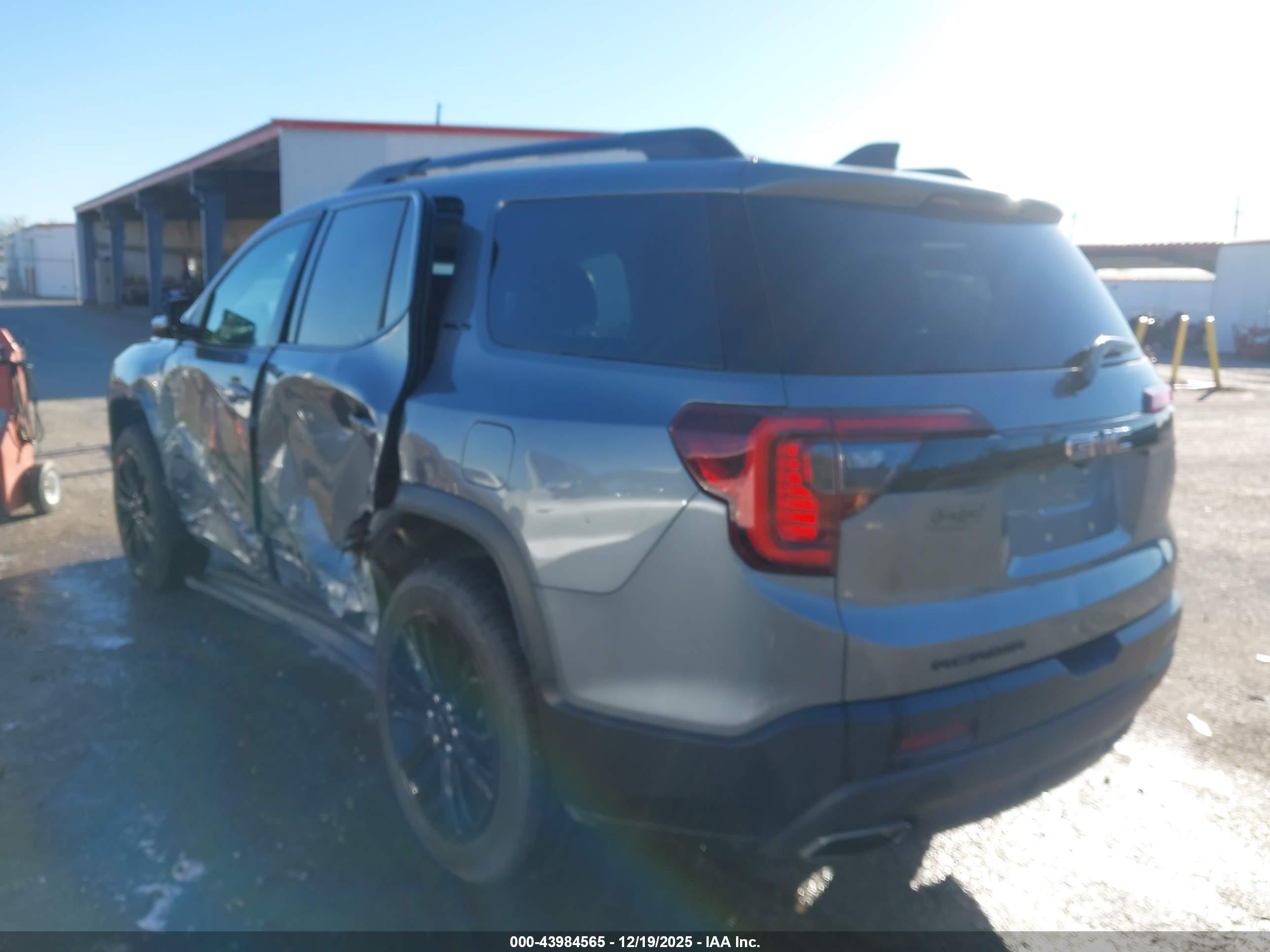 GMC ACADIA image 3
