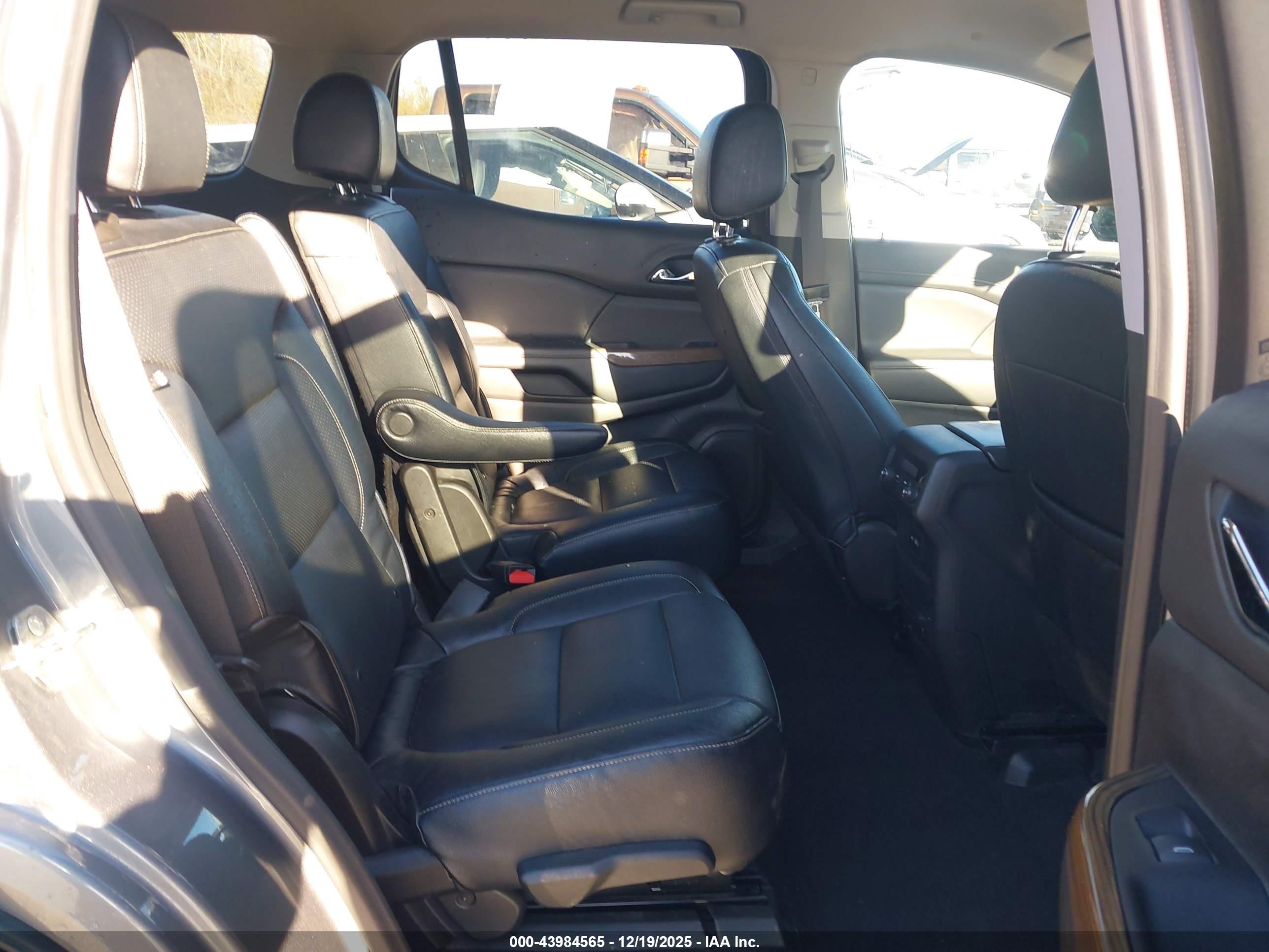GMC ACADIA image 8