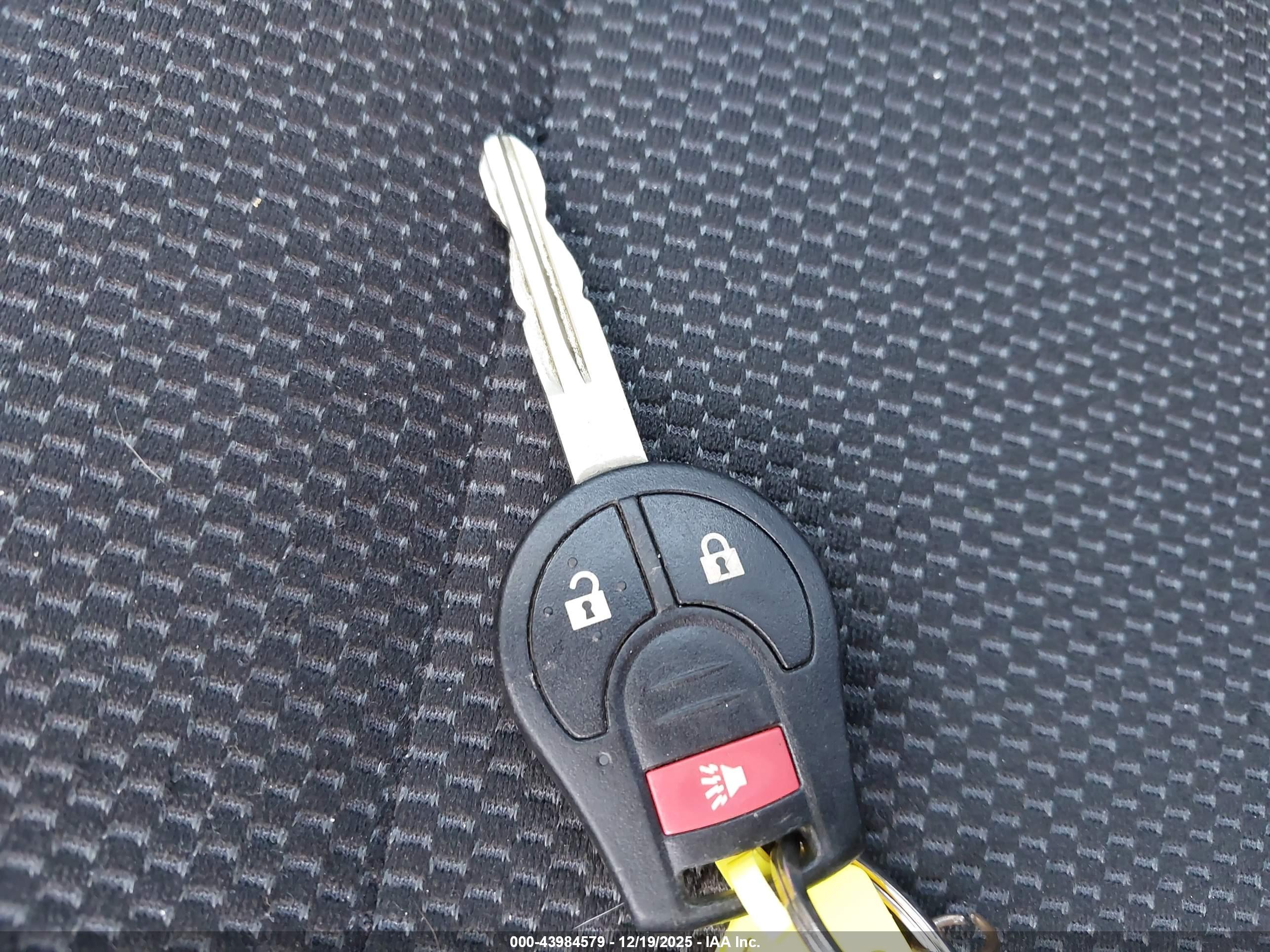 NISSAN VERSA image 11