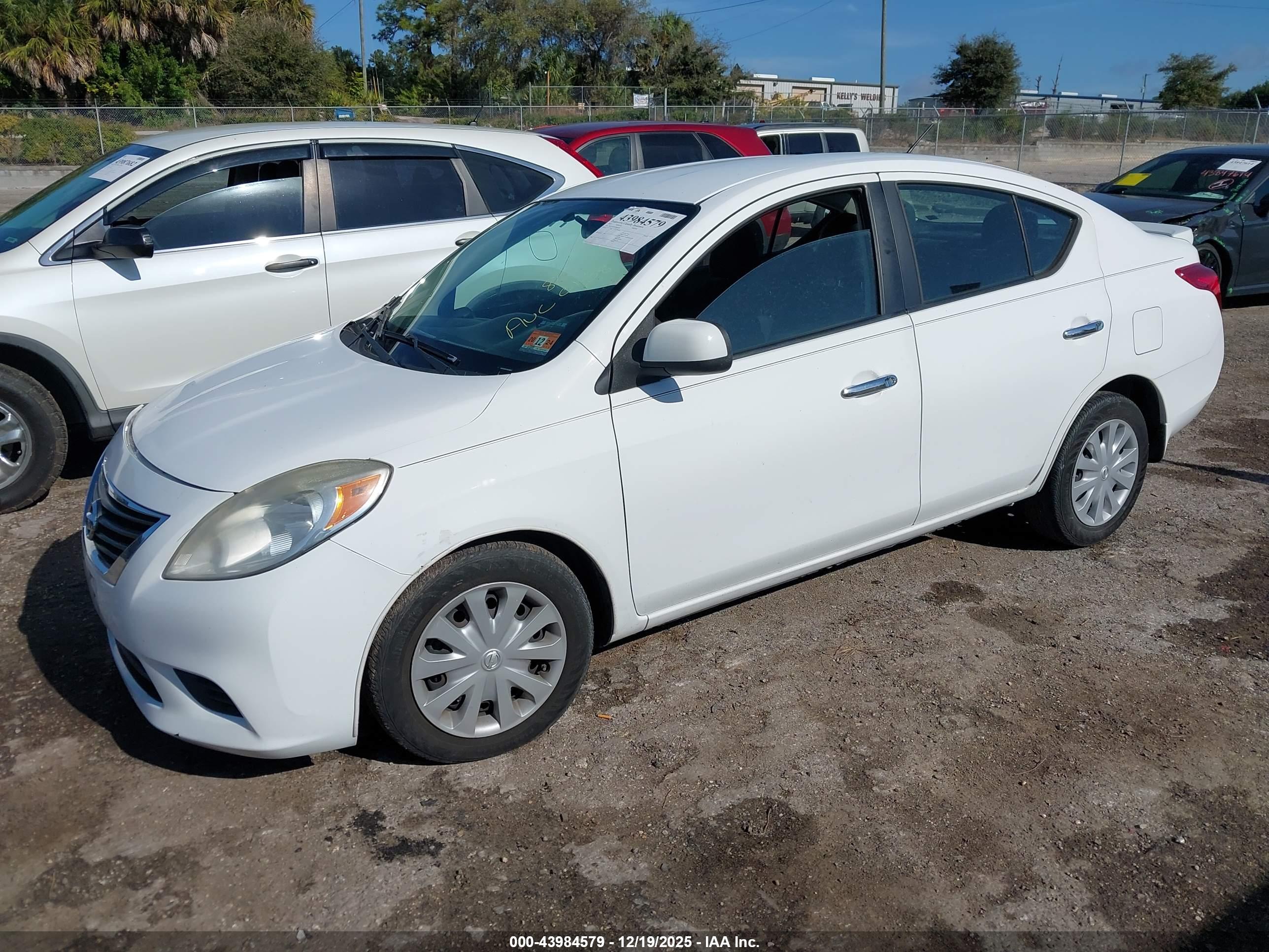NISSAN VERSA image 2