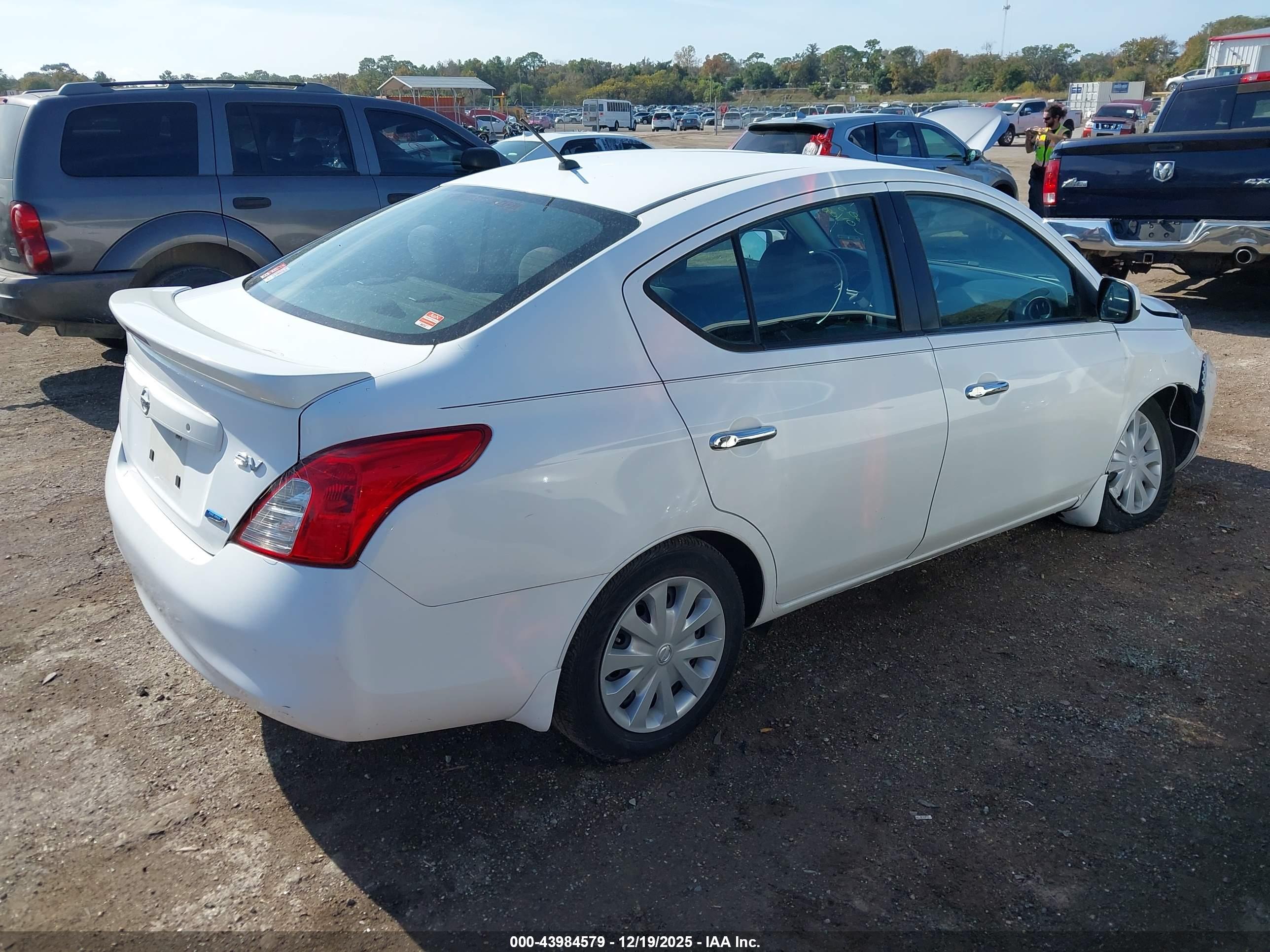 NISSAN VERSA image 4