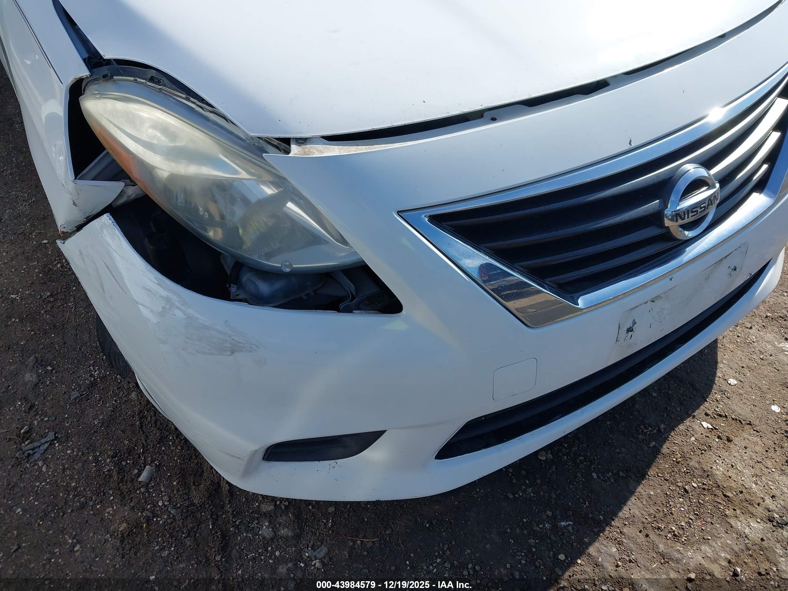 NISSAN VERSA image 6