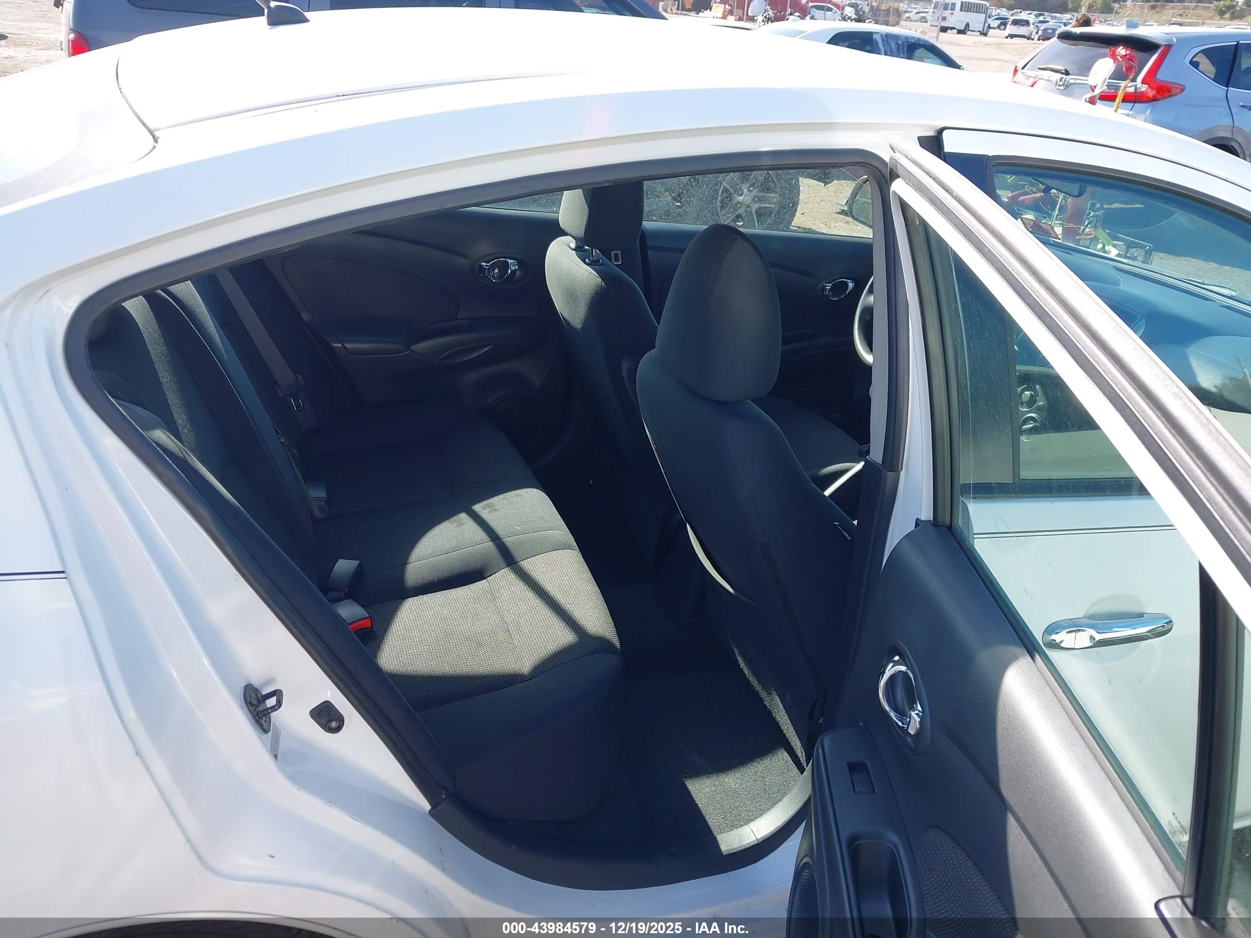 NISSAN VERSA image 8