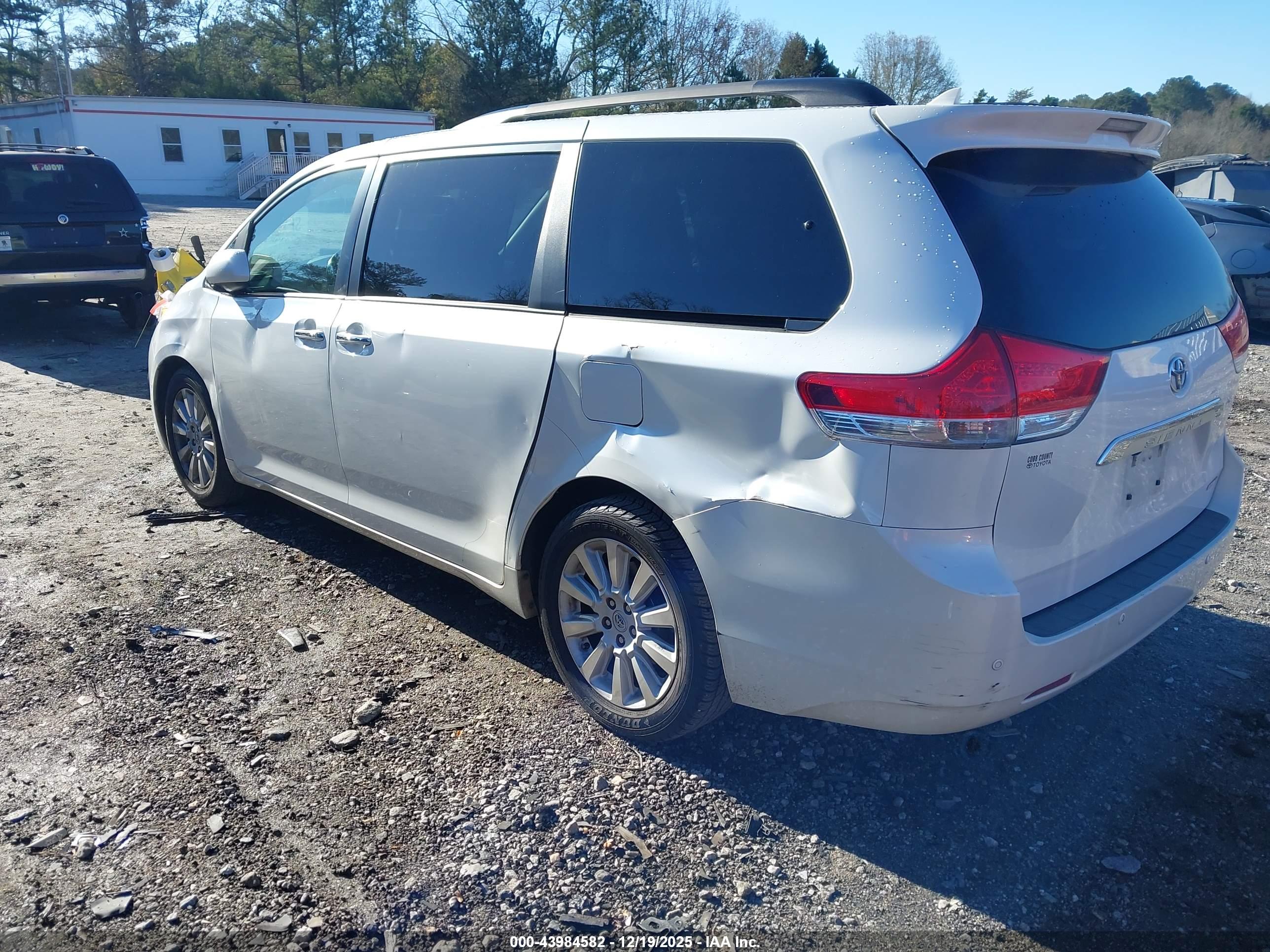 TOYOTA SIENNA image 3