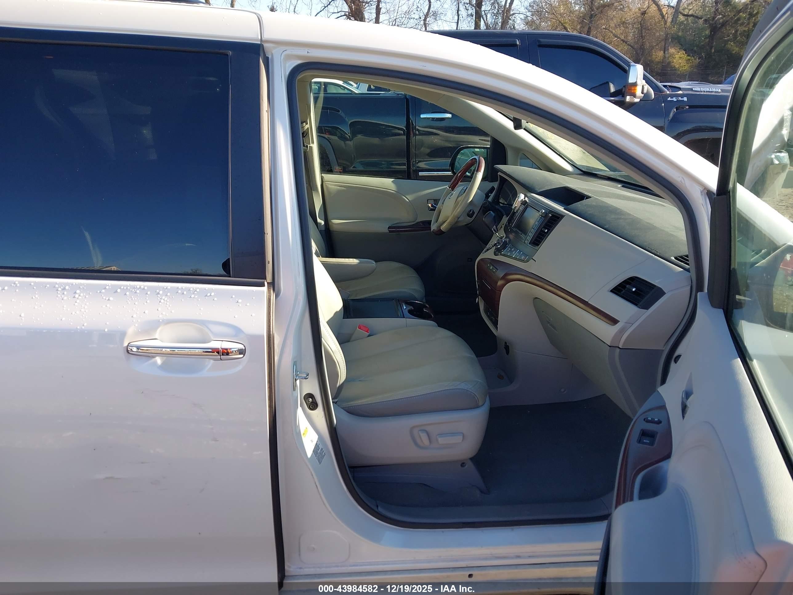 TOYOTA SIENNA image 5