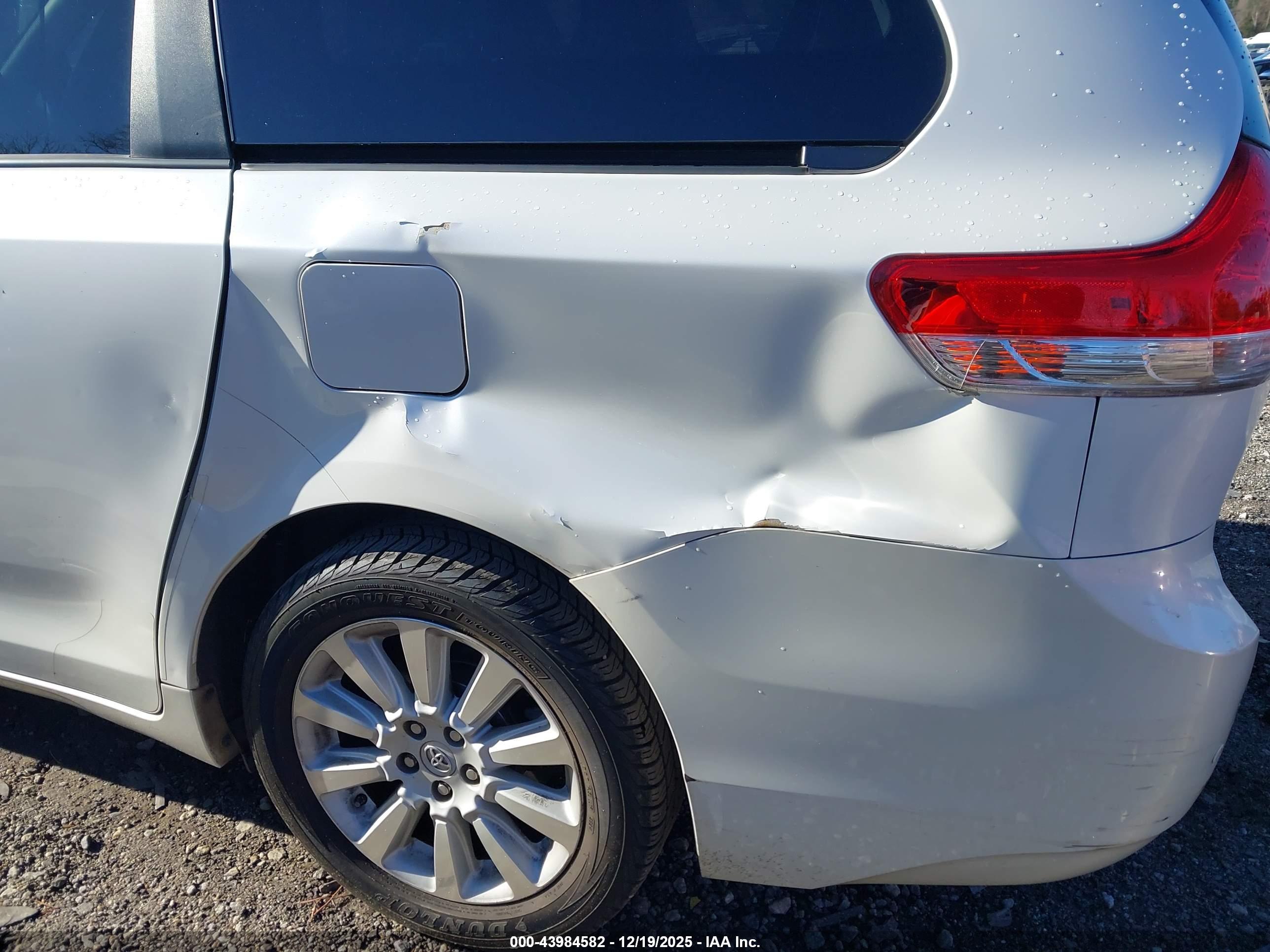 TOYOTA SIENNA image 6