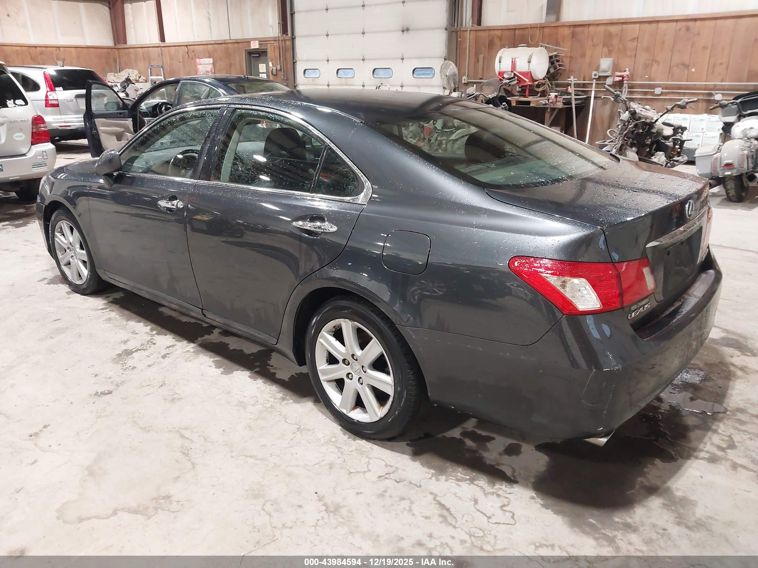 LEXUS ES image 3