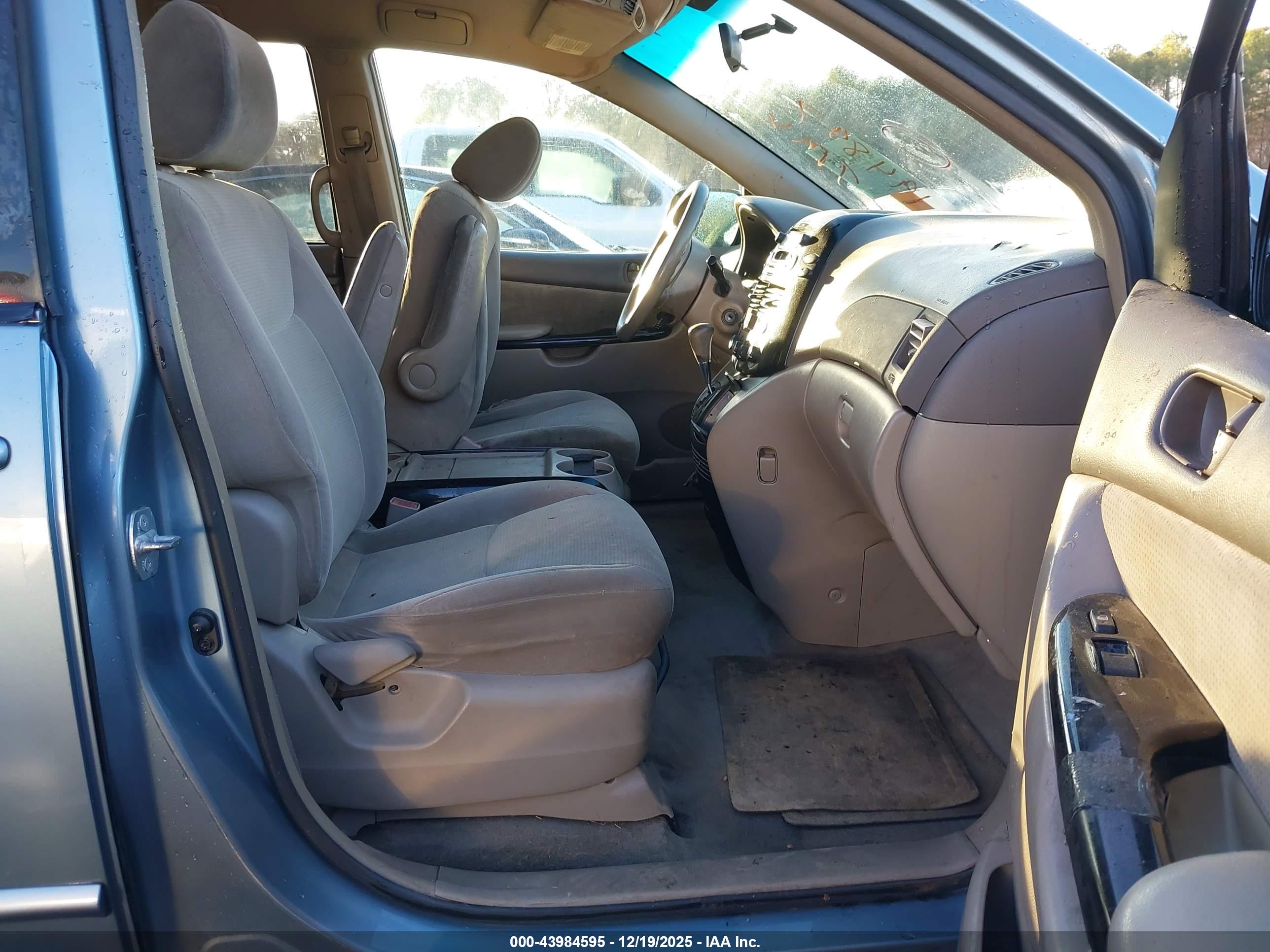 TOYOTA SIENNA image 5