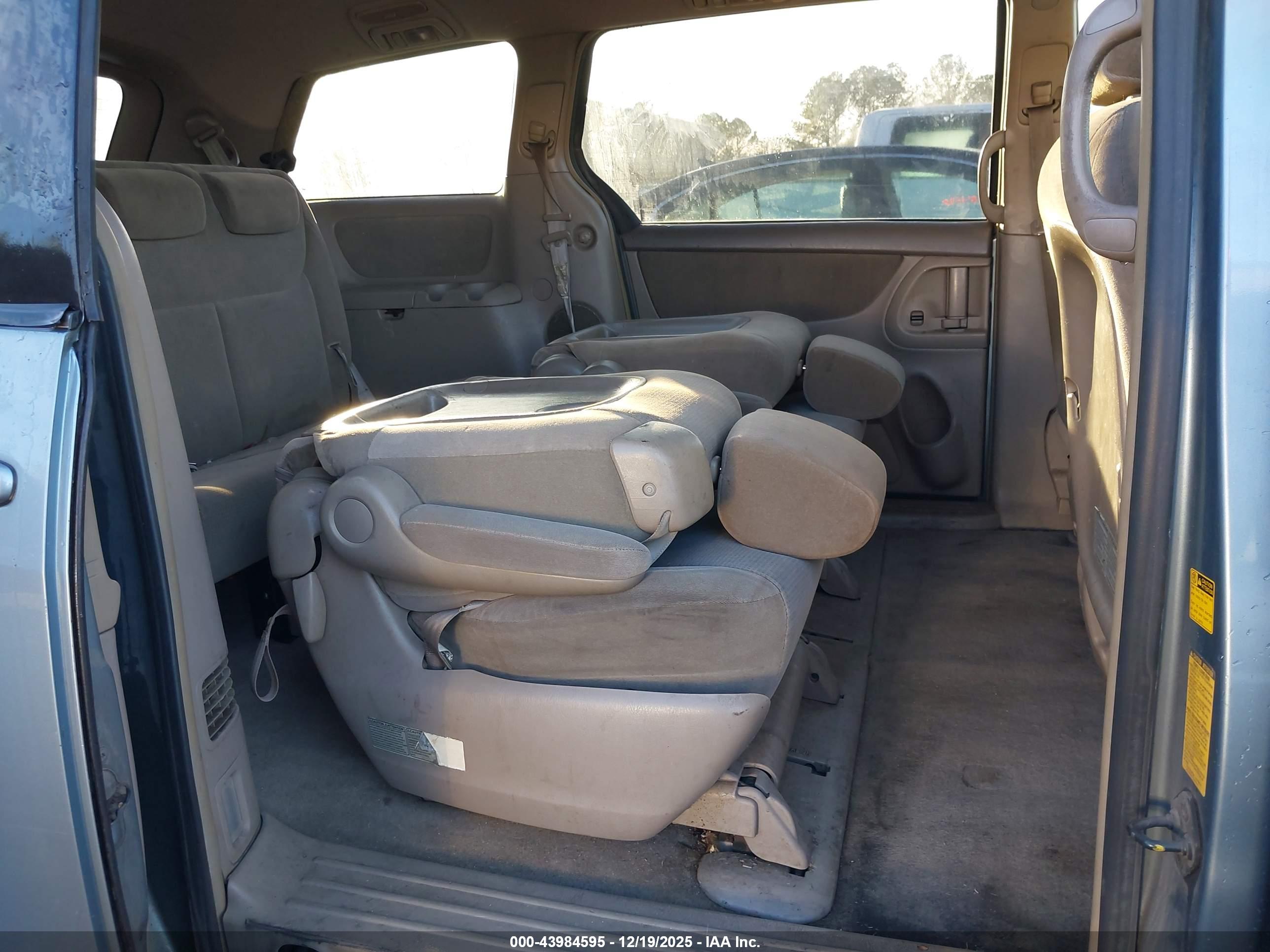 TOYOTA SIENNA image 8