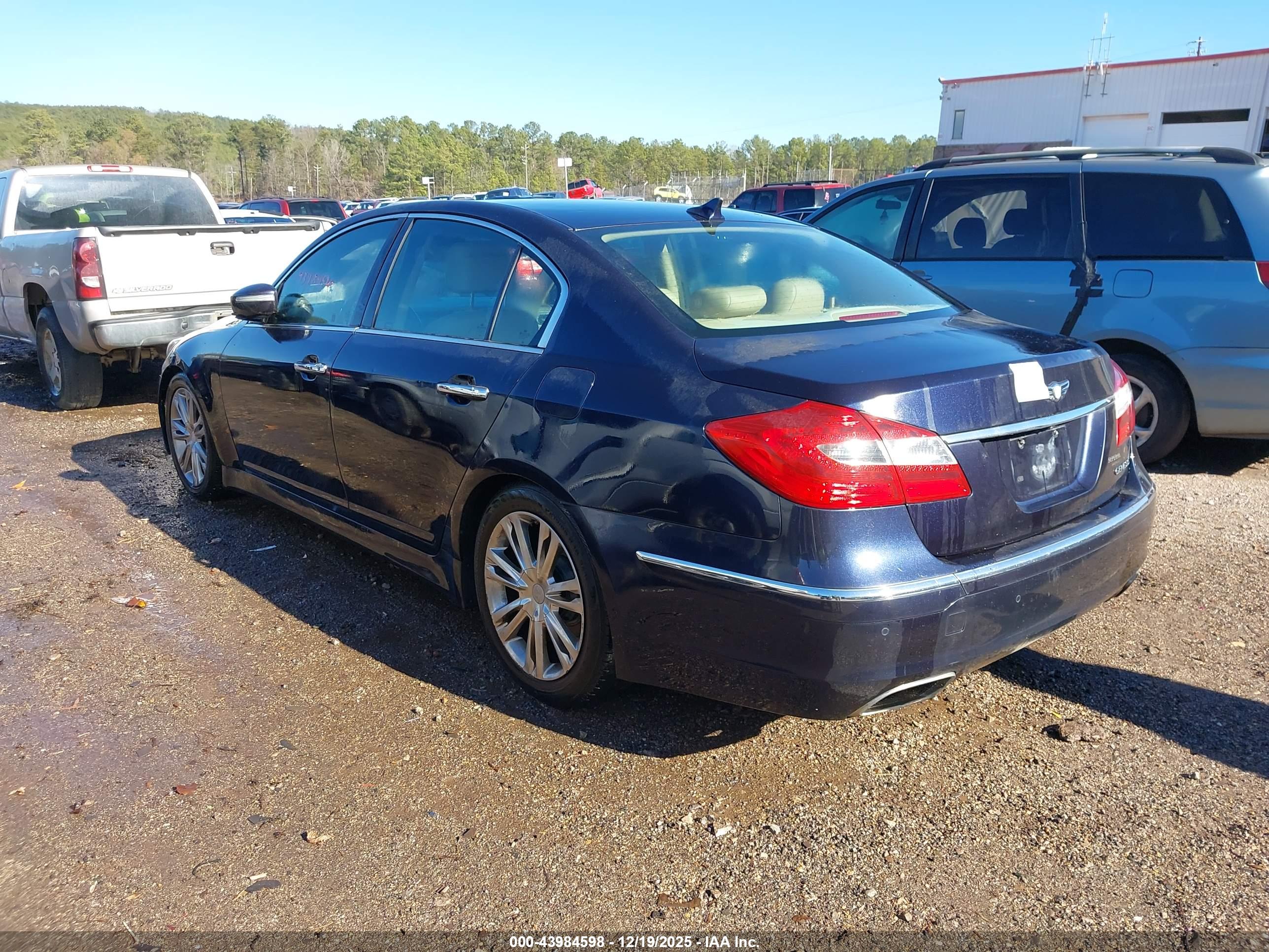 HYUNDAI GENESIS image 3