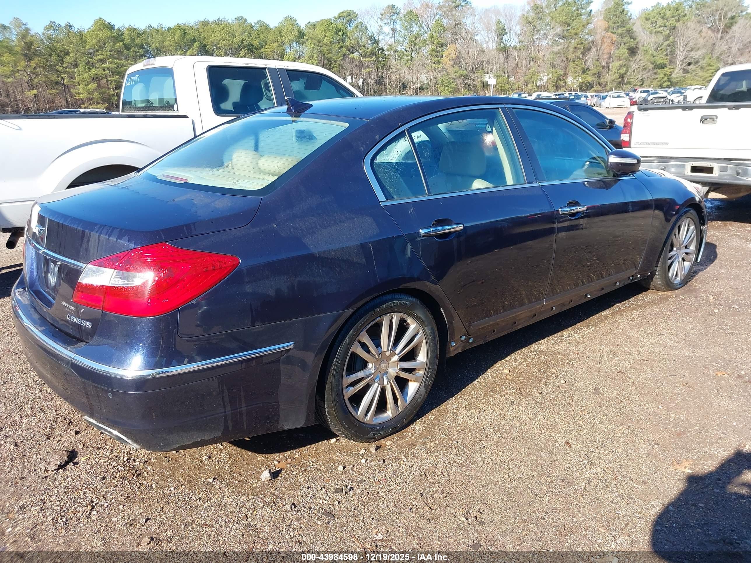 HYUNDAI GENESIS image 4