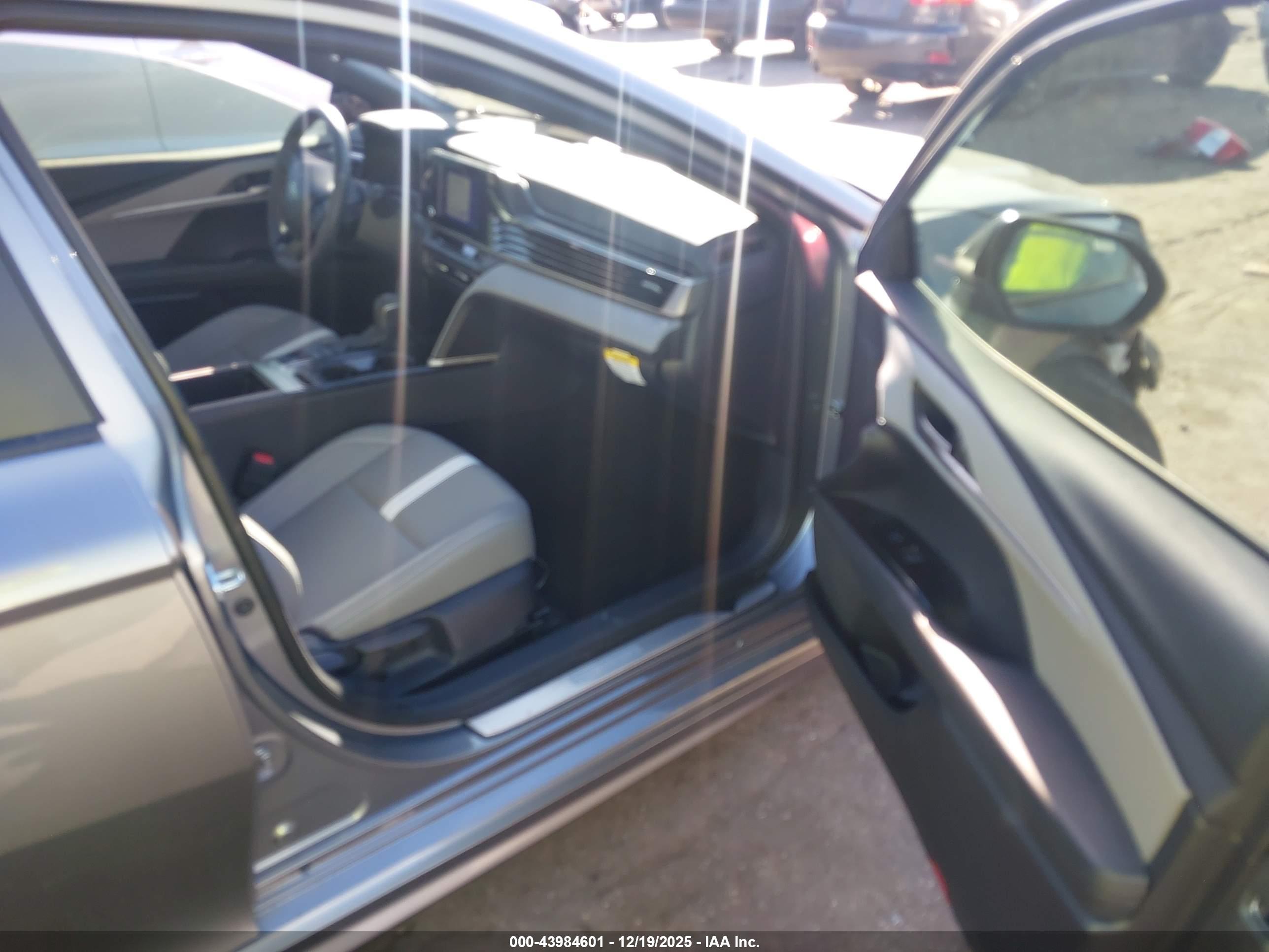 TOYOTA CAMRY image 5